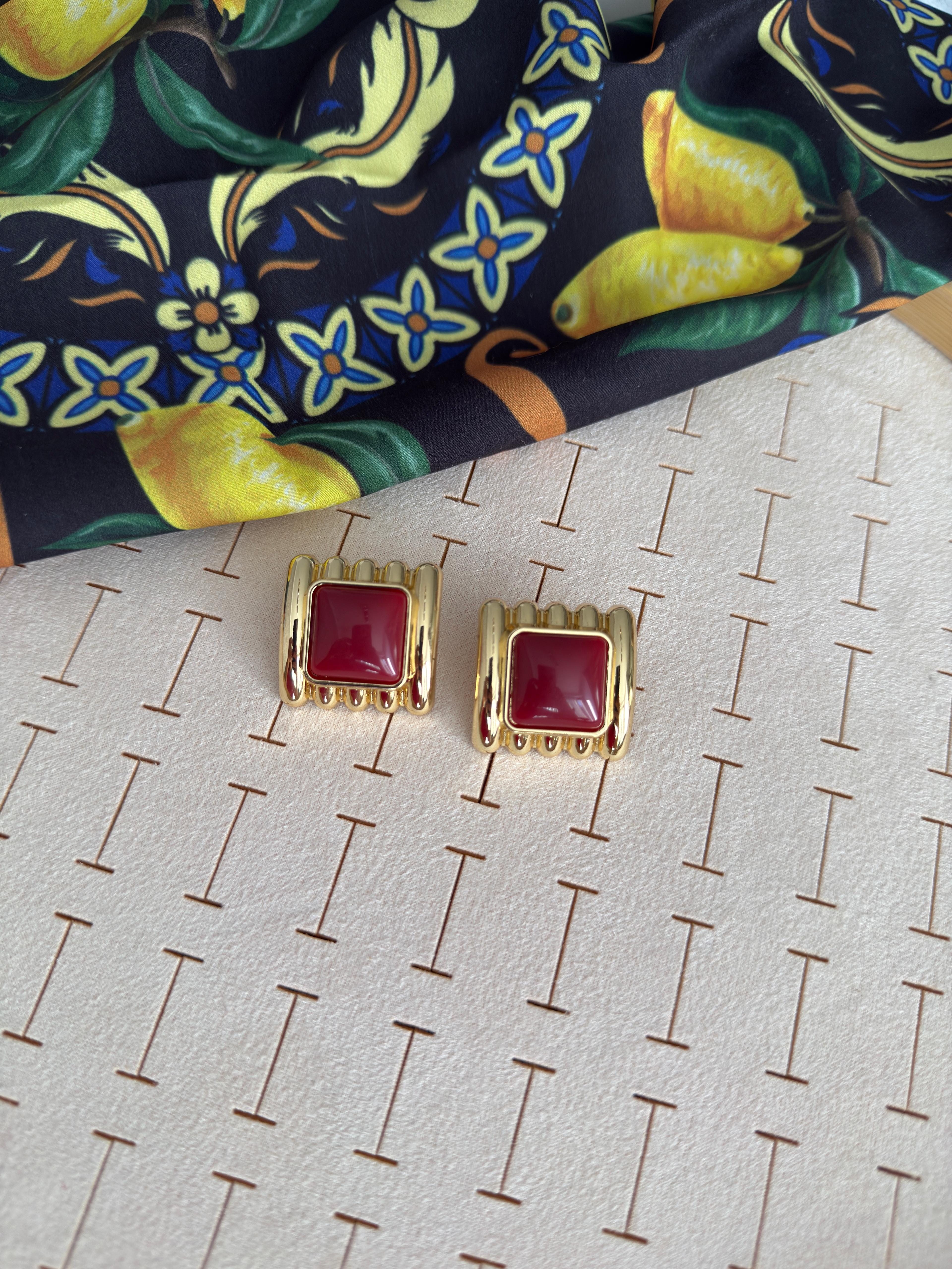 Özel Seri Gold Tırtıklı Kare Bordo Küpe