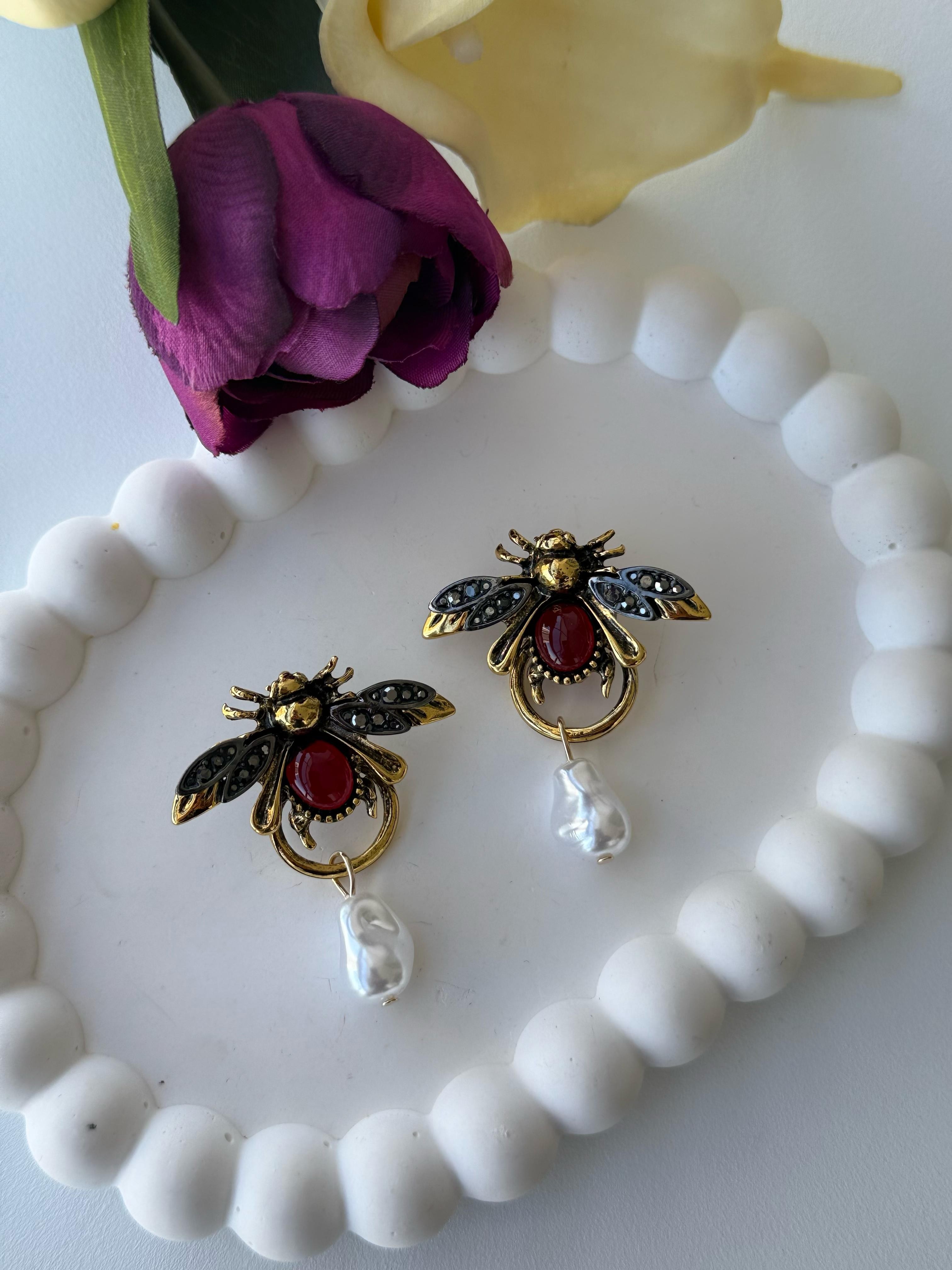Özel Seri  İnci Sallantılı Bordo Taşlı Arı Küpe
