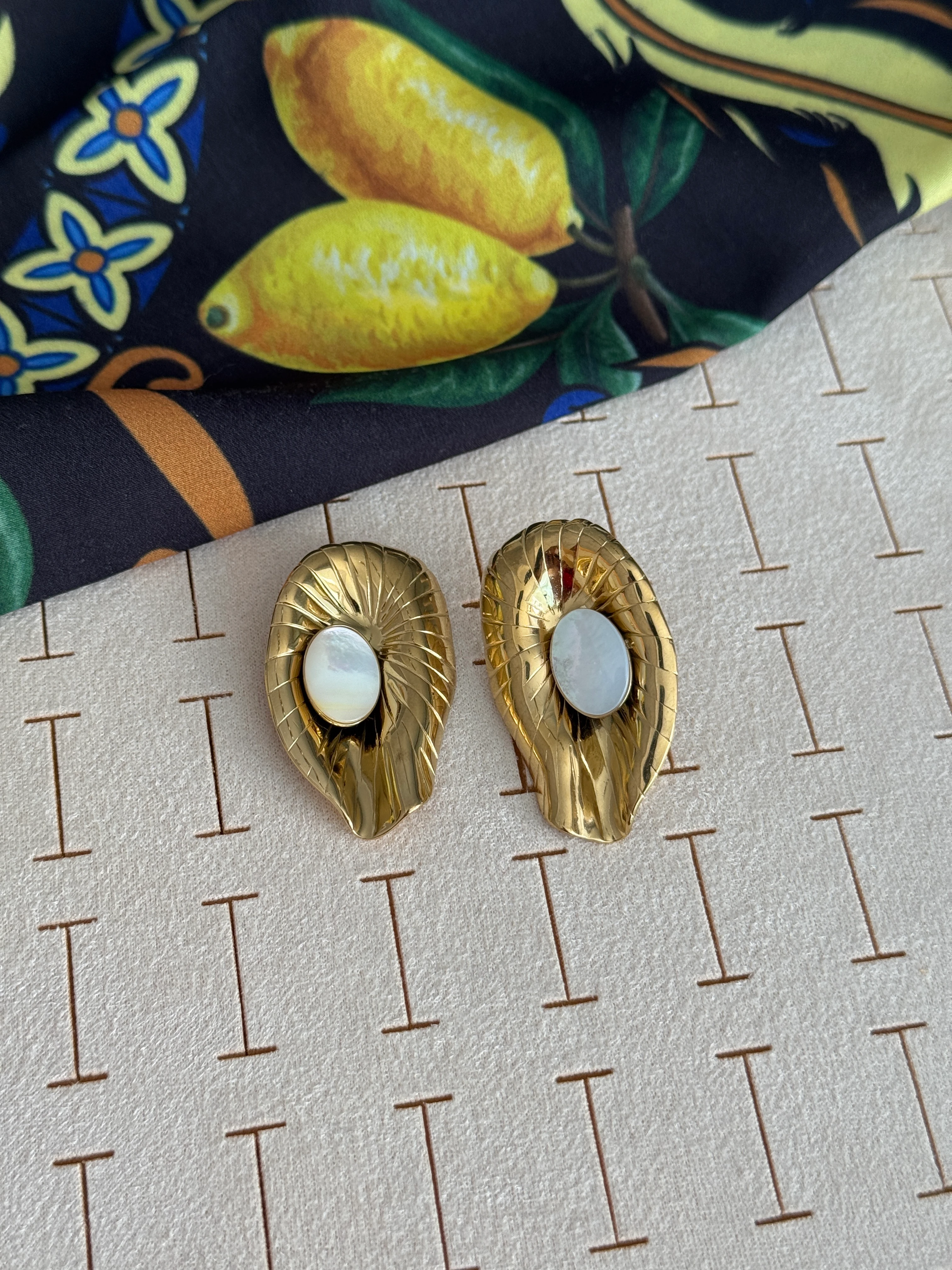 Çelik Sedef Taşlı Gold Küpe