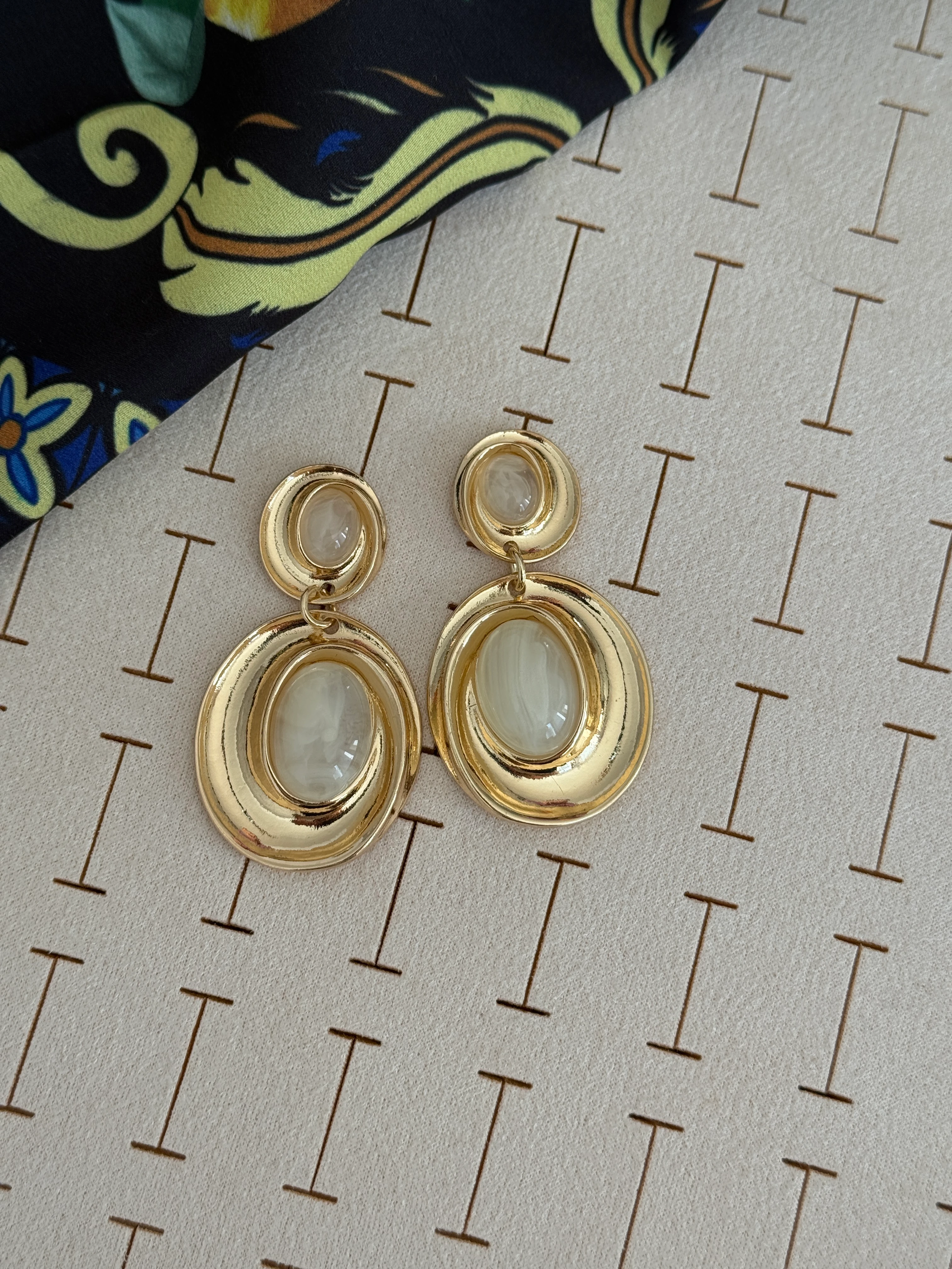 Özel Seri Ekru Taşlı Sallantılı Küpe