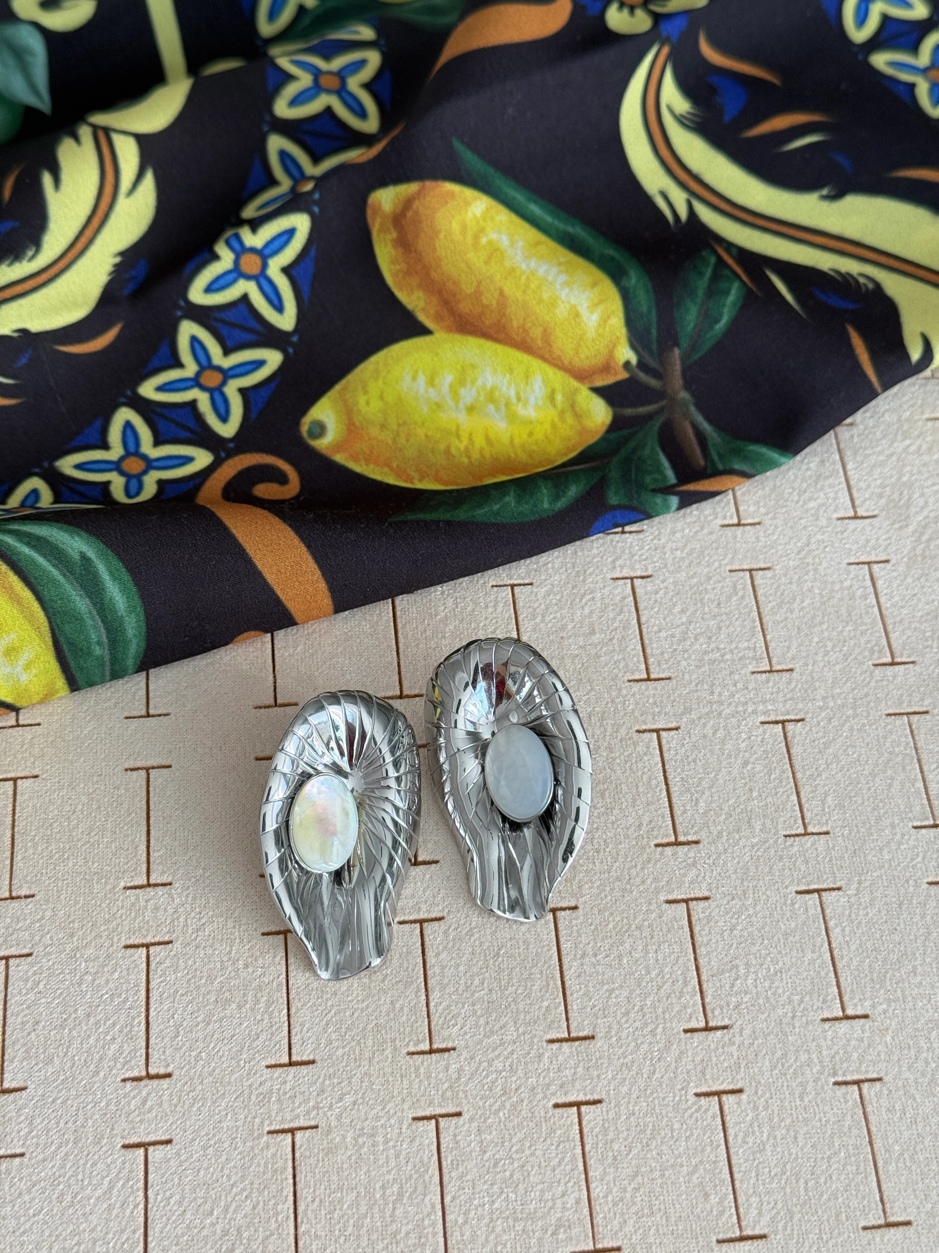 Çelik Sedef Taşlı Gri Küpe