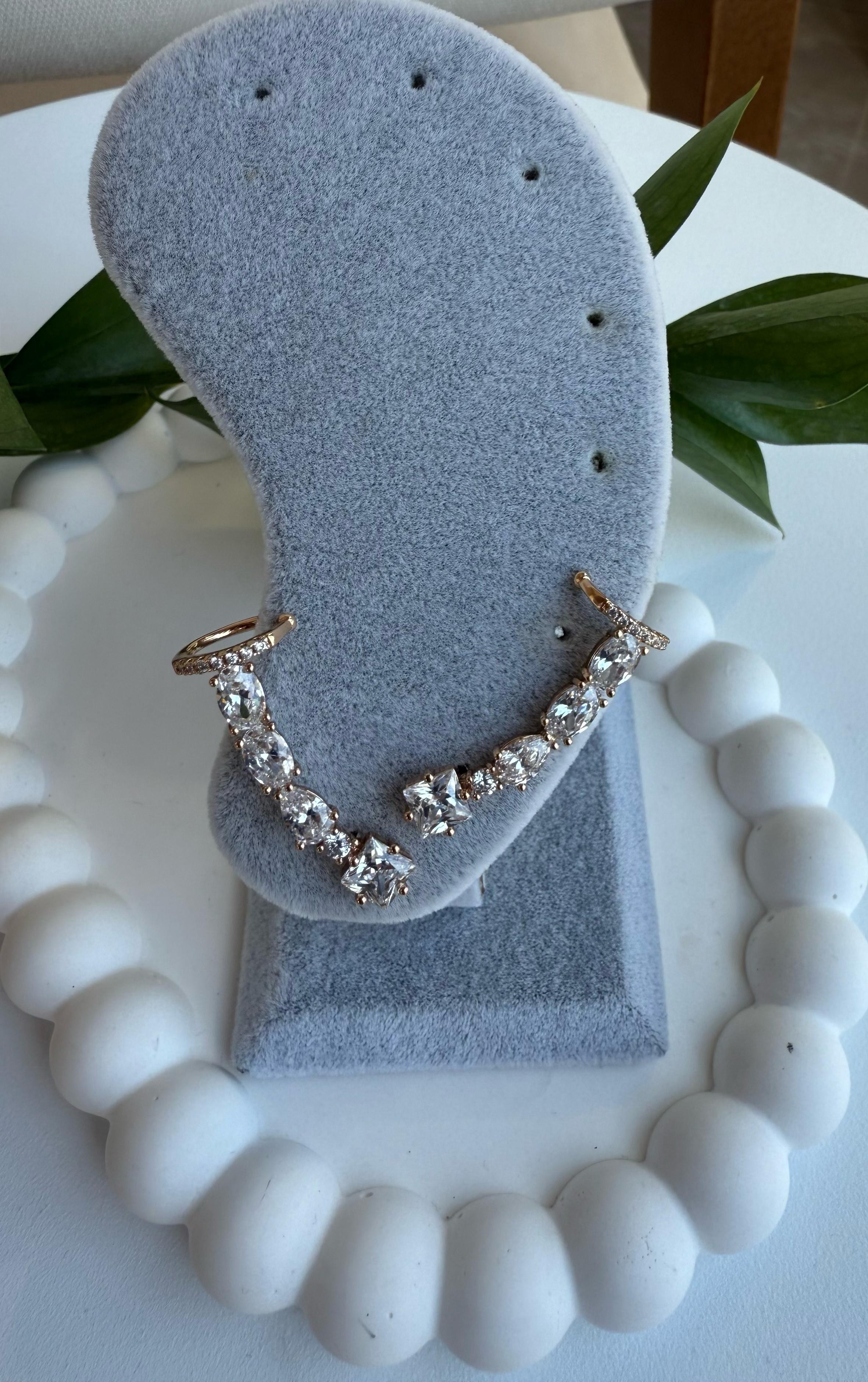 Vip 18 K Kare Taşlı Kıkırdak Küpe