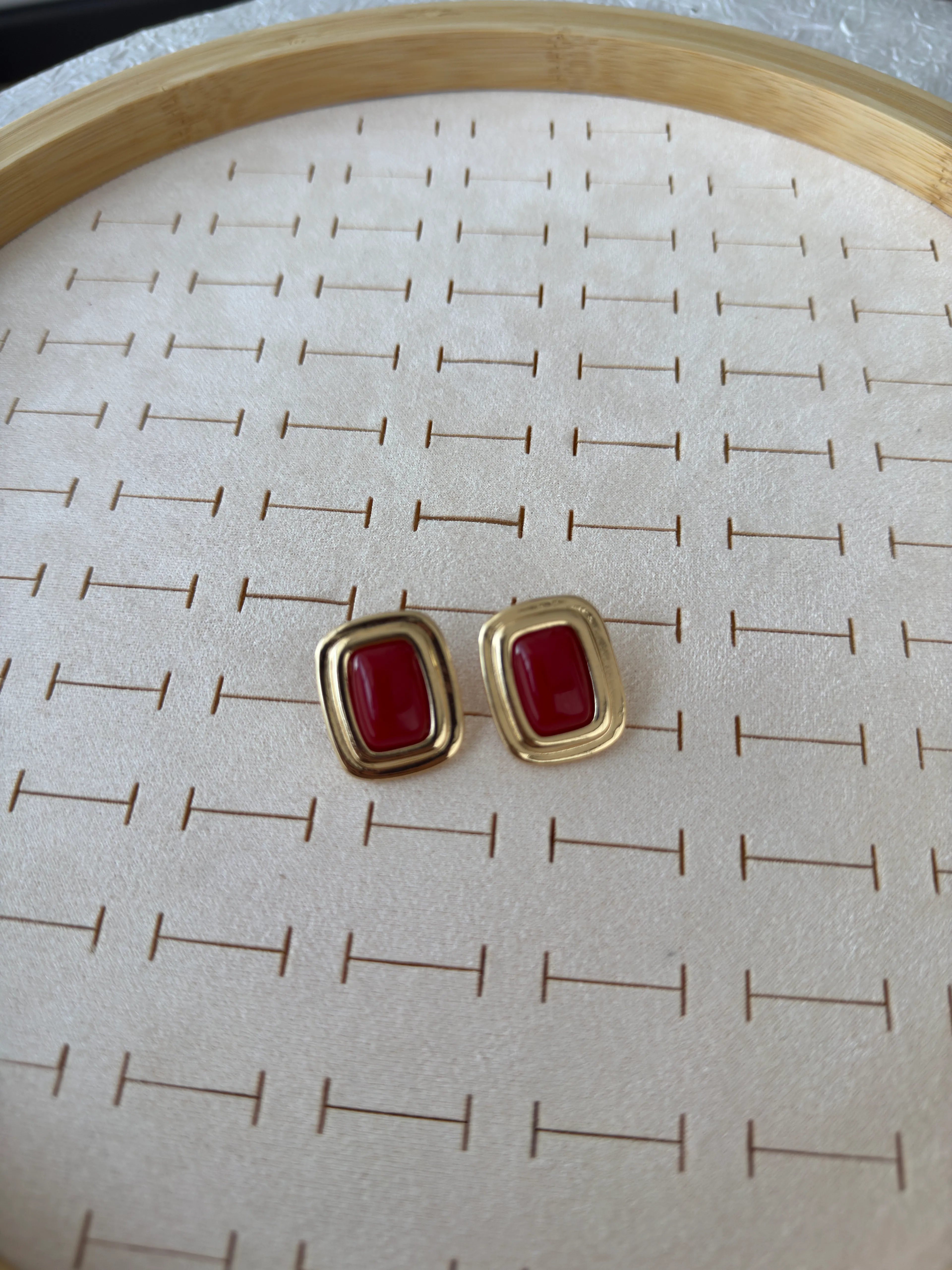 Özel Seri Bordo Taşlı Gold Plaka Küpe