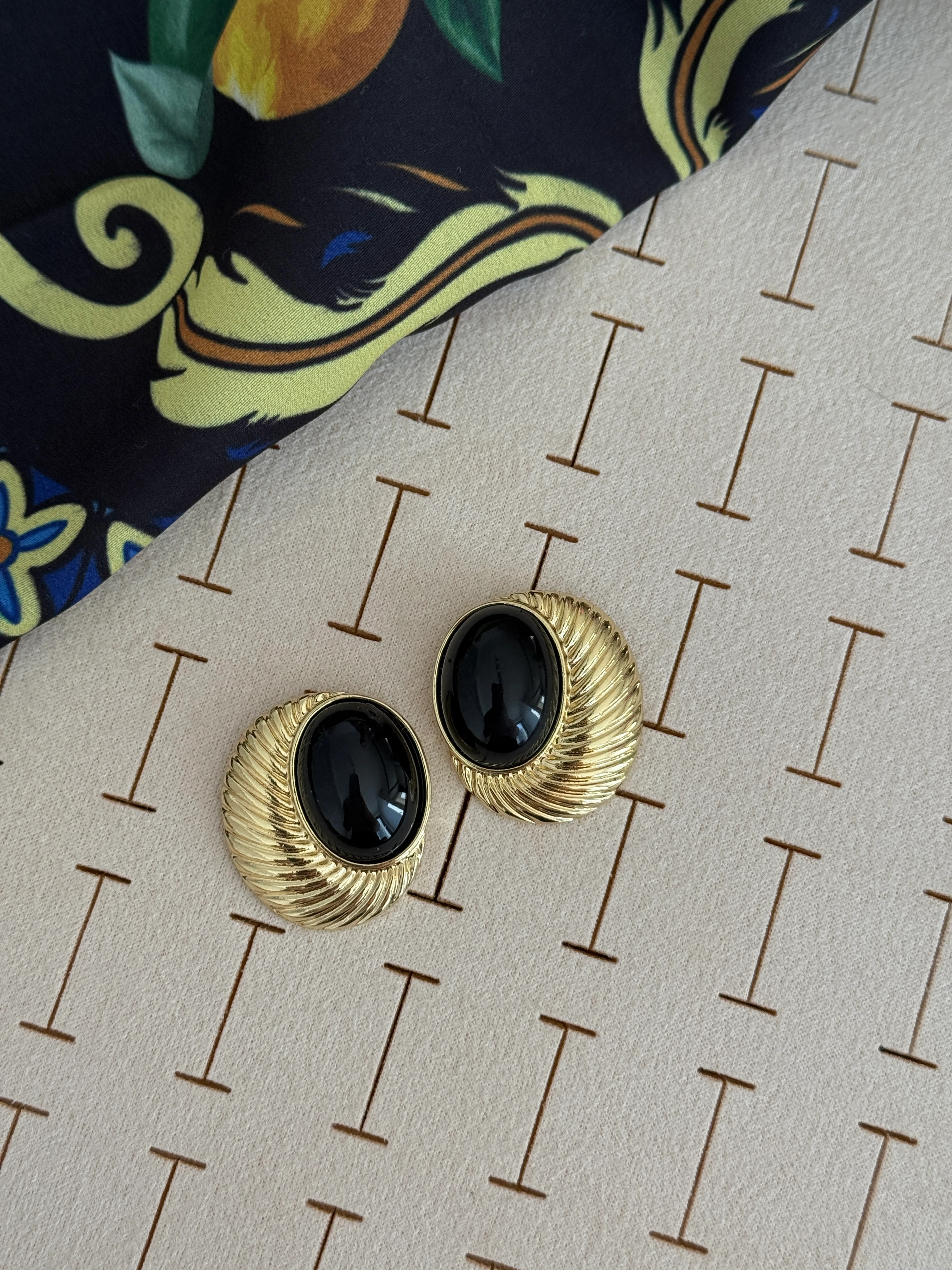 Gold Tırtıklı Plaka Siyah Taşlı Küpe