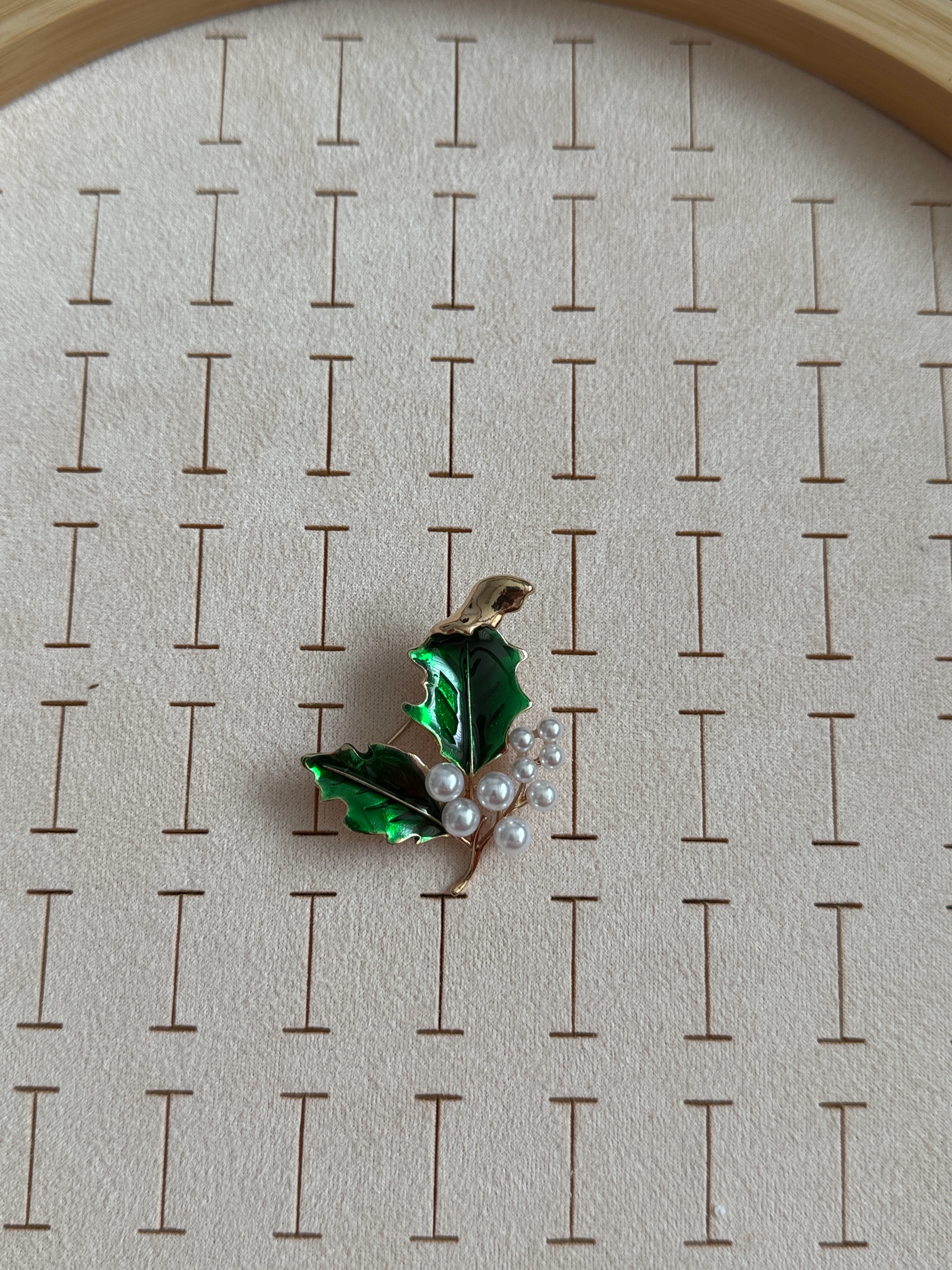 Özel Seri İncili Yeşil Yaprak Broş