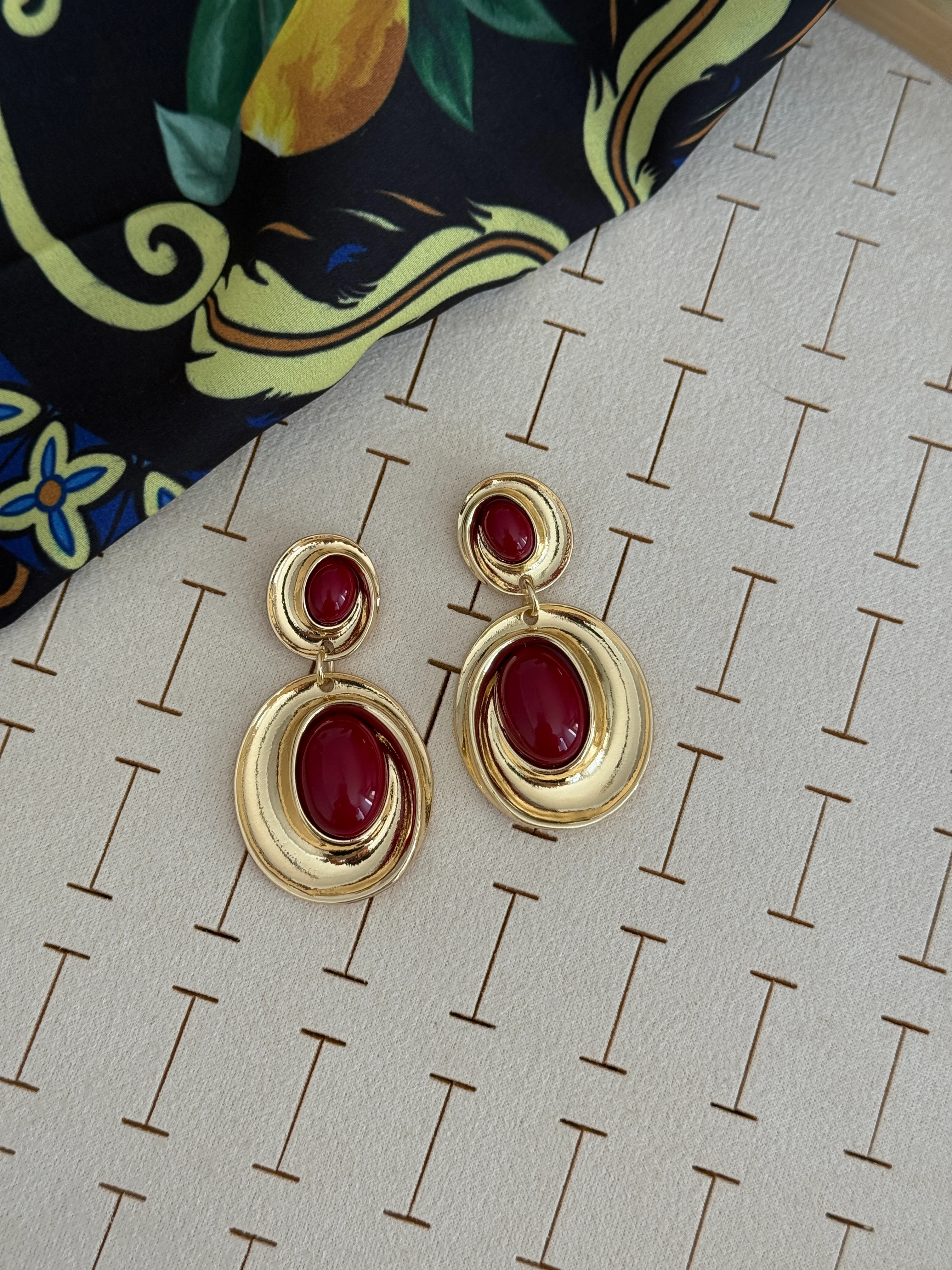 Özel Seri Bordo Taşlı Sallantılı Küpe 