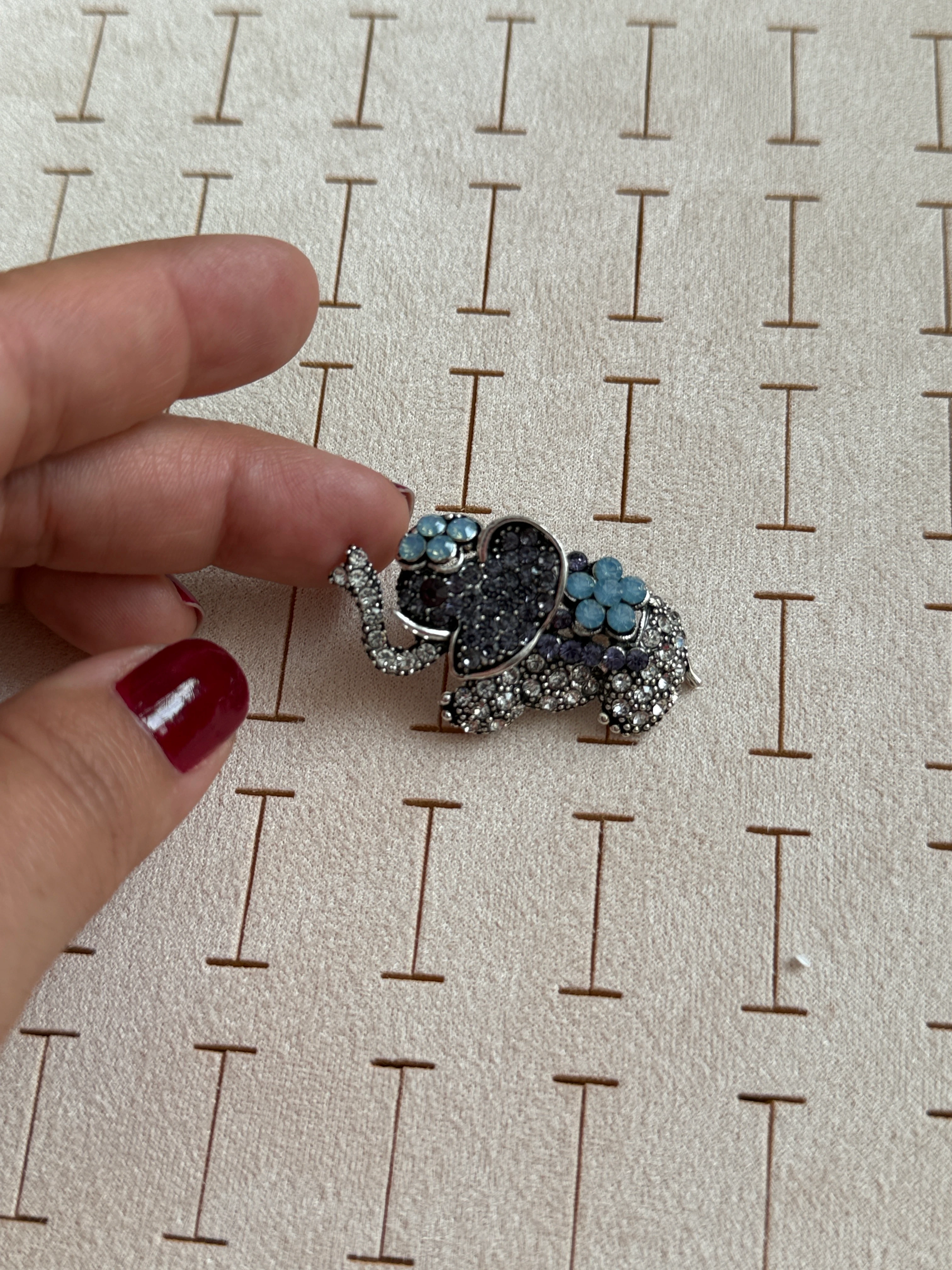 Özel Seri Gri Fil Broş