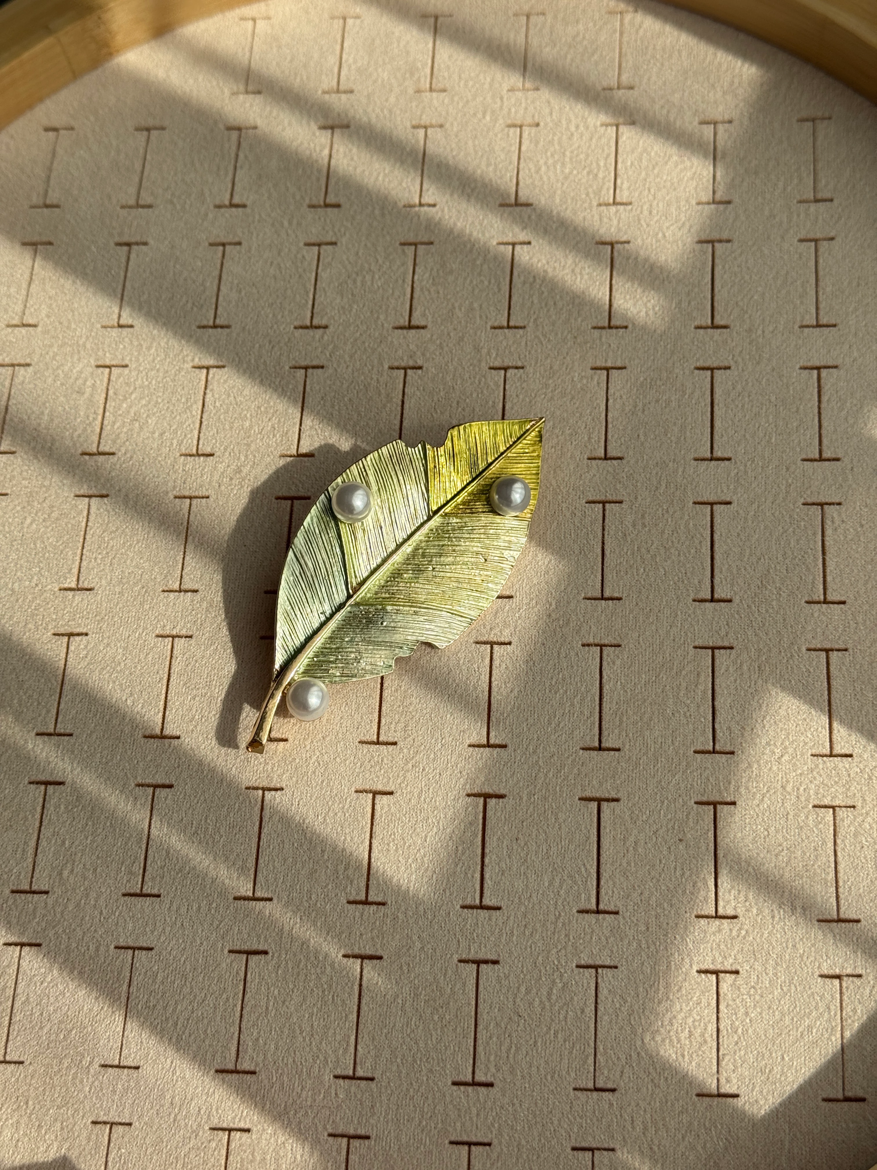 Özel Seri İncili Yaprak Broş