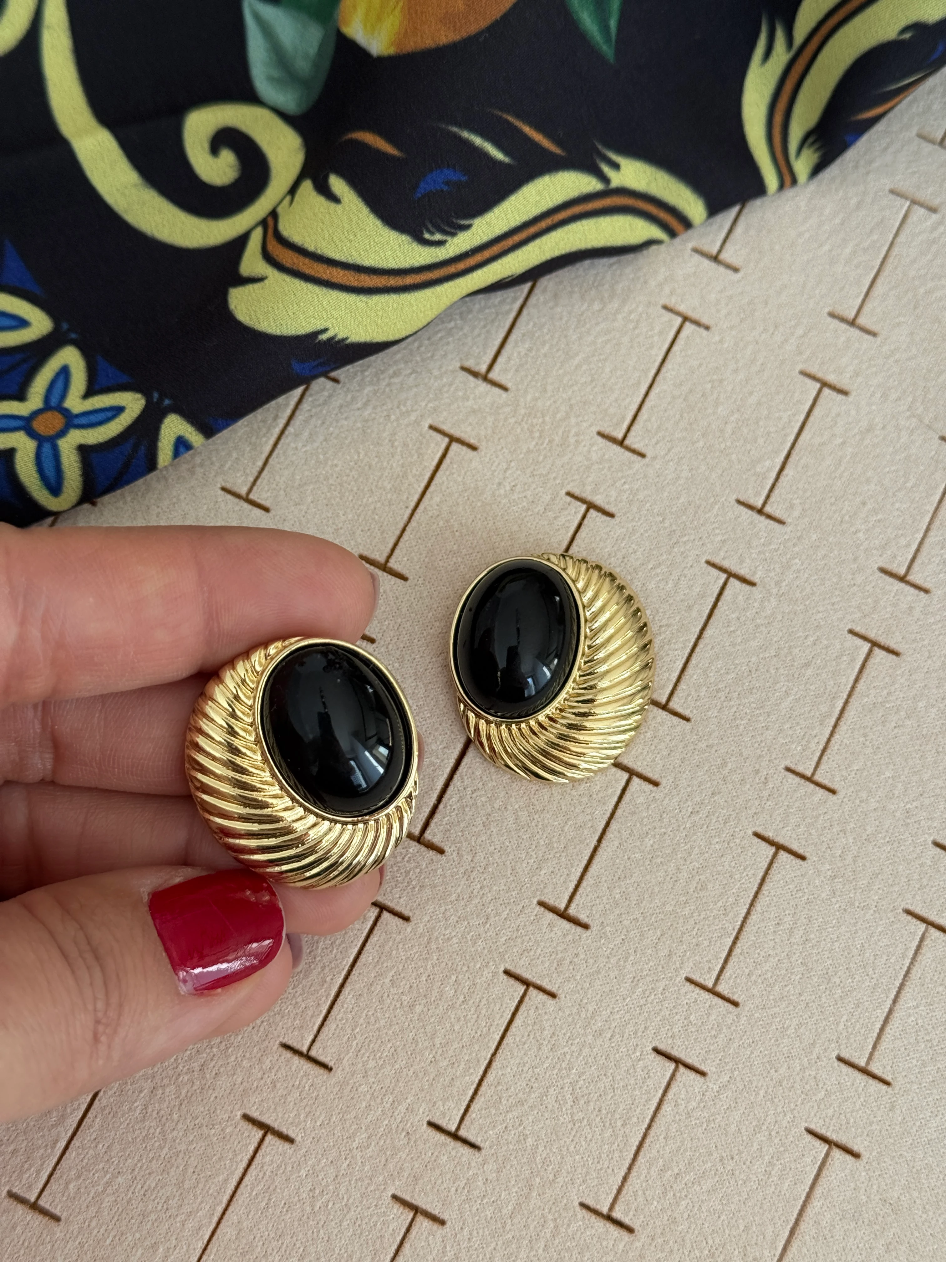 Gold Tırtıklı Plaka Siyah Taşlı Küpe