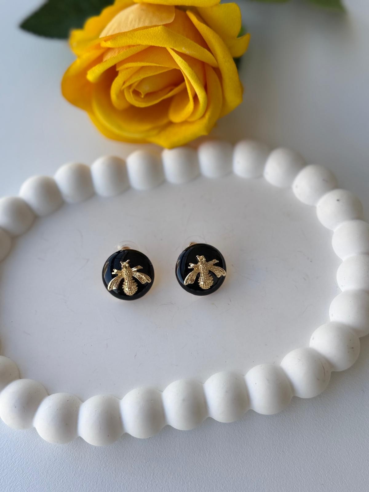 Özel Seri Siyah Mineli Minimal Gold Arılı Daire Küpe