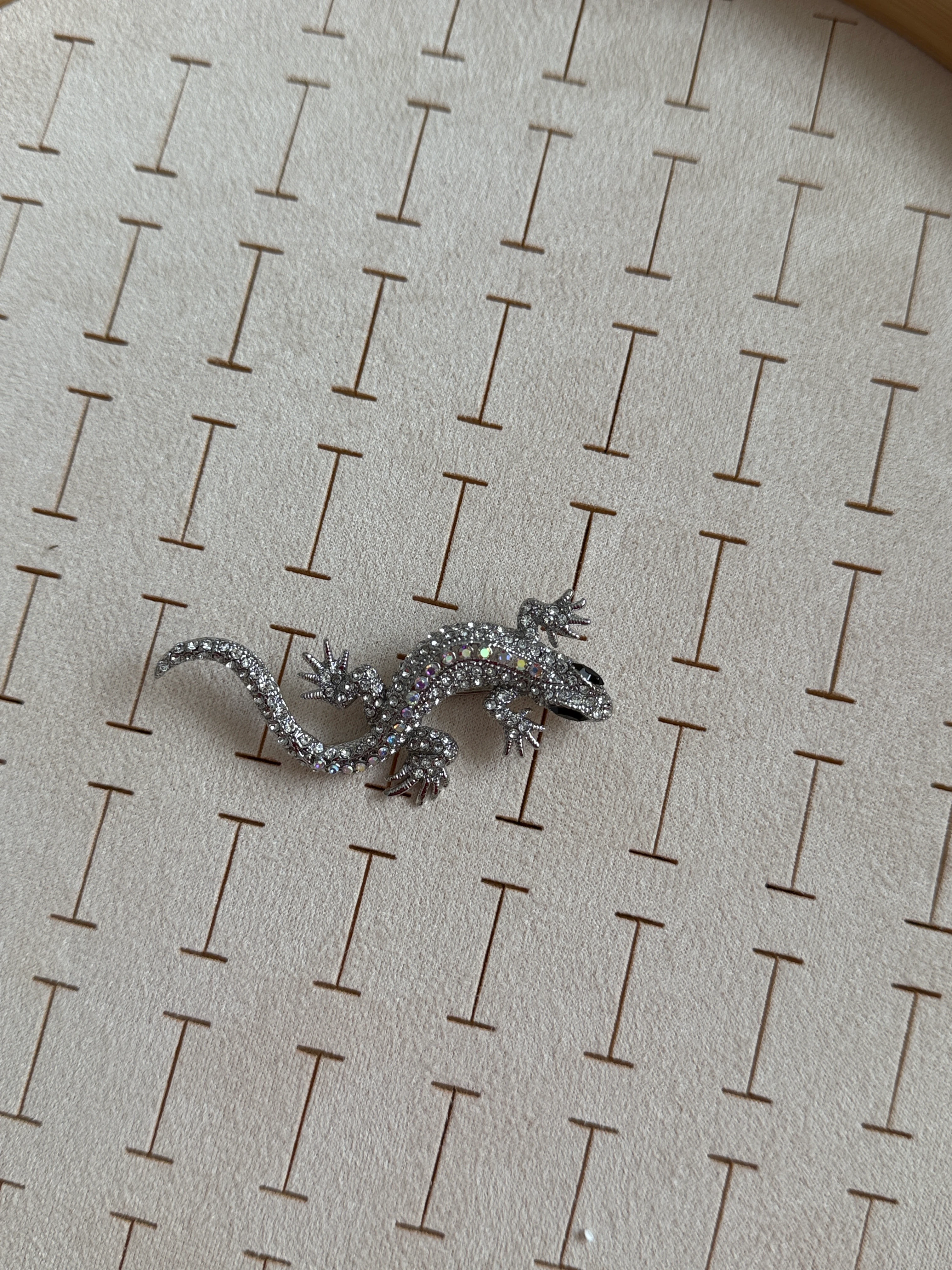 Özel Seri Gri Gömme Taşlı Kertenkele Broş