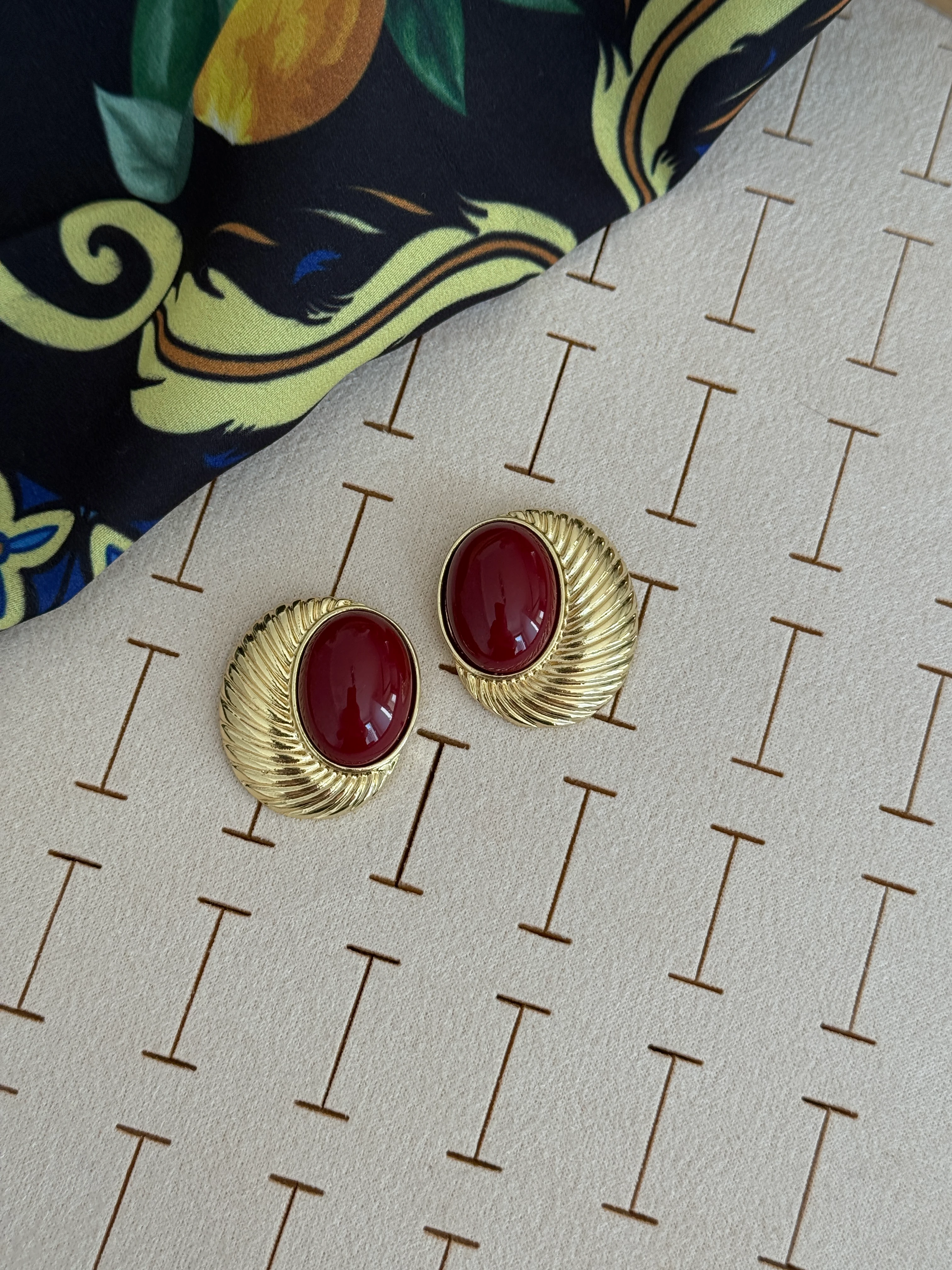 Gold Tırtıklı Plaka Bordo Taşlı Küpe