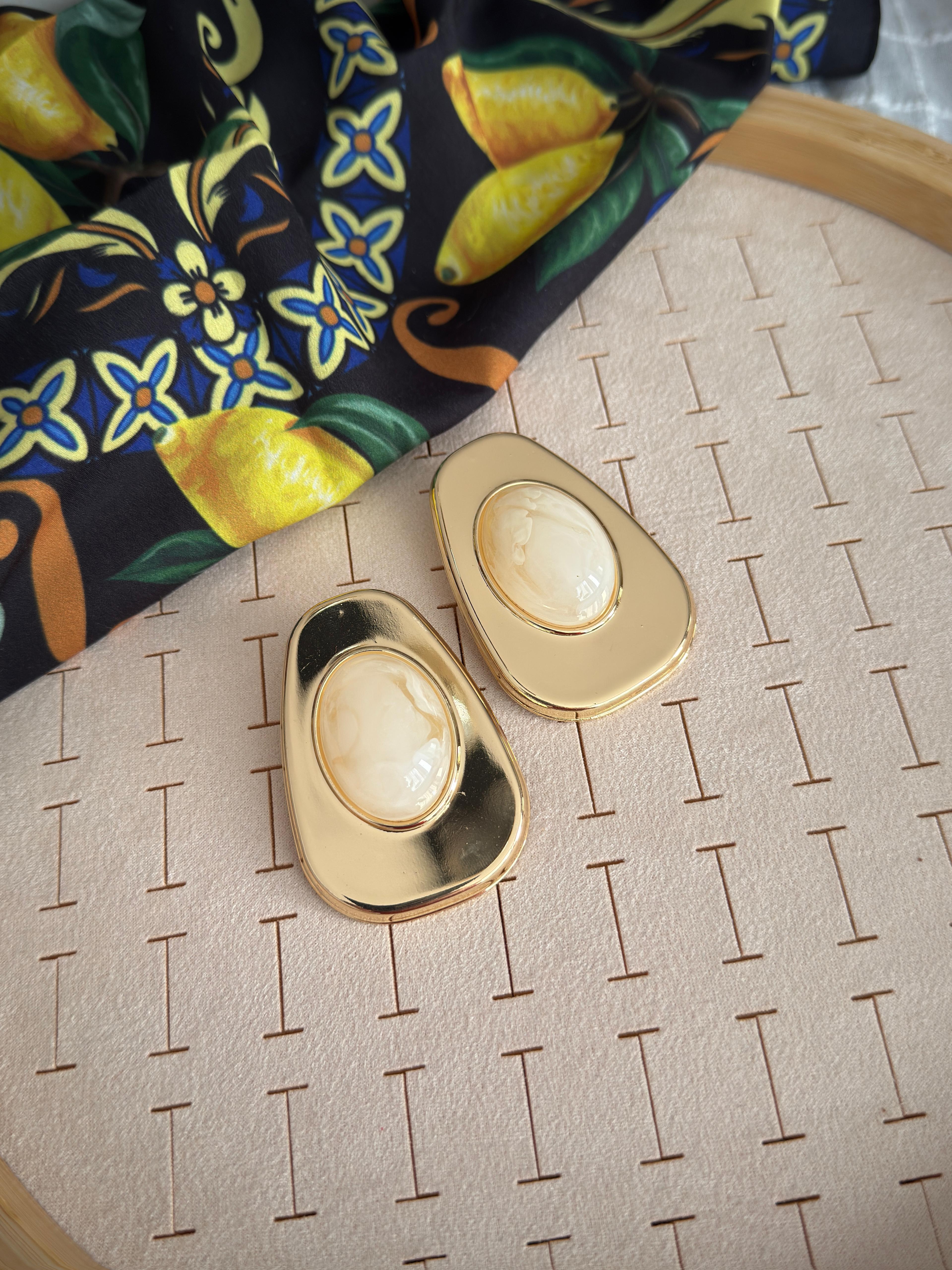 Özel Seri Gold Ekru Oval Küpe