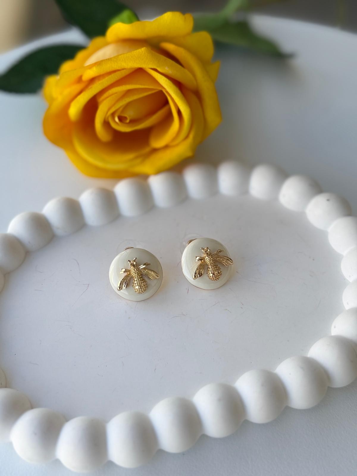 Özel Seri Beyaz Mineli Minimal Gold Arılı Daire Küpe