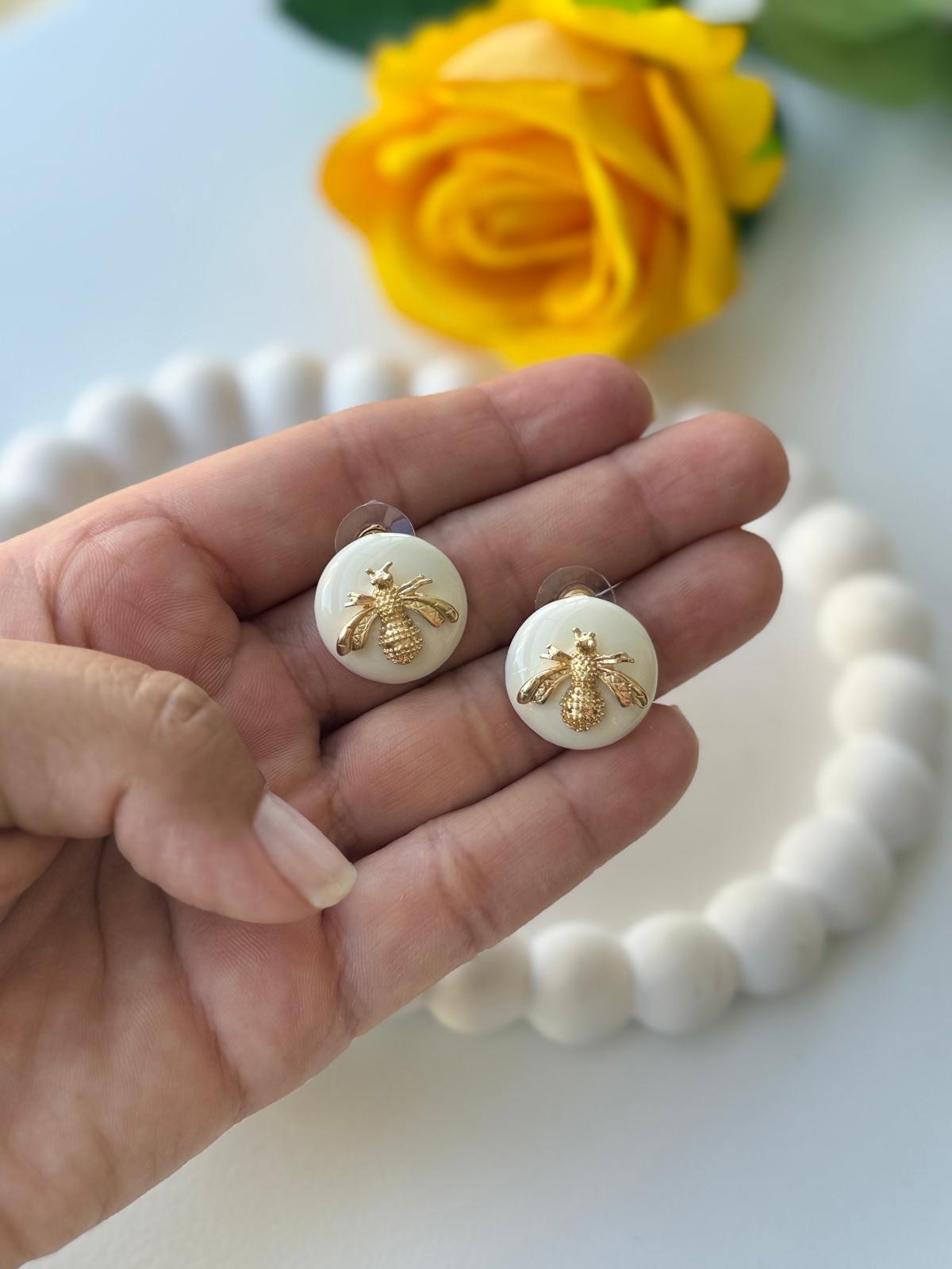Özel Seri Beyaz Mineli Minimal Gold Arılı Daire Küpe