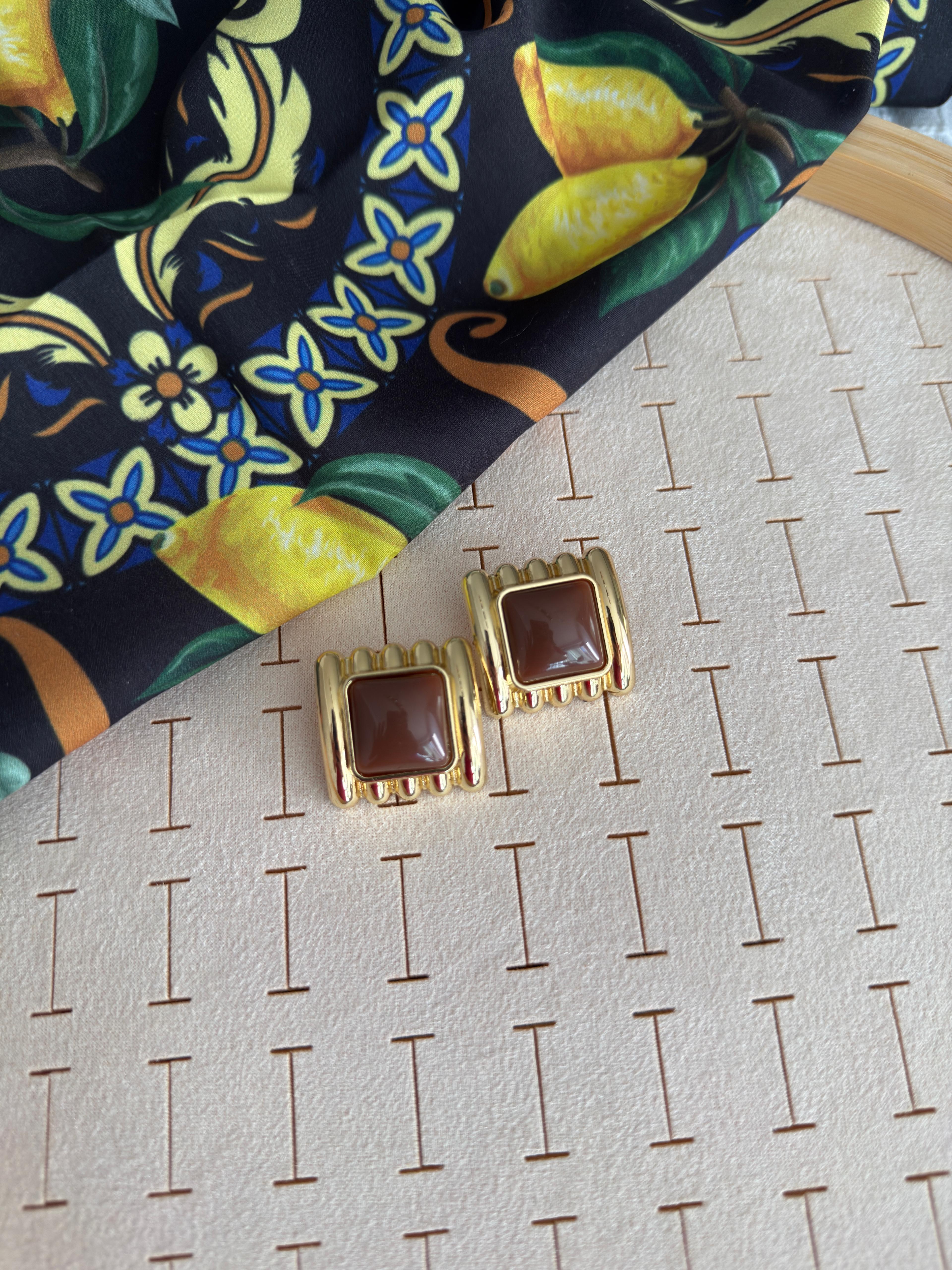 Özel Seri Gold Tırtıklı Kare Kahve Küpe