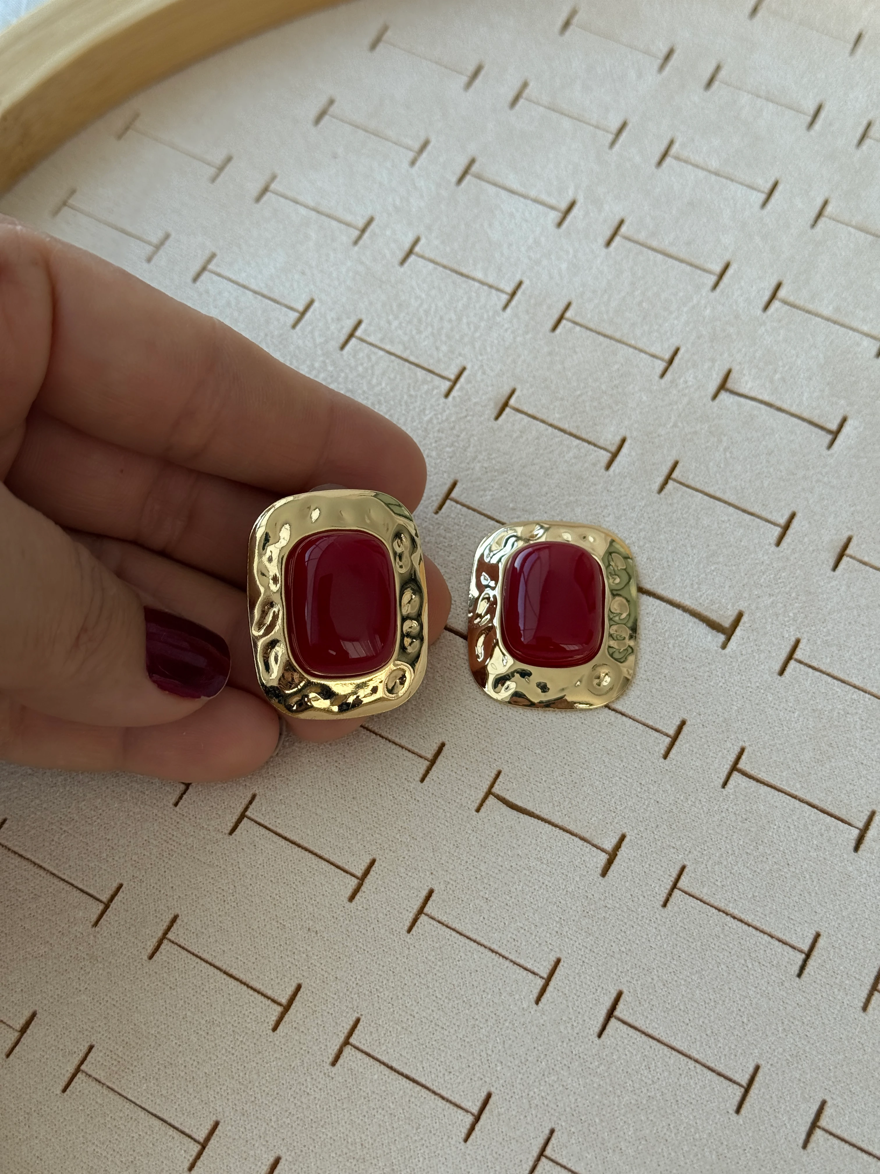 Özel Seri Bordo Dövme Plakalı Küpe