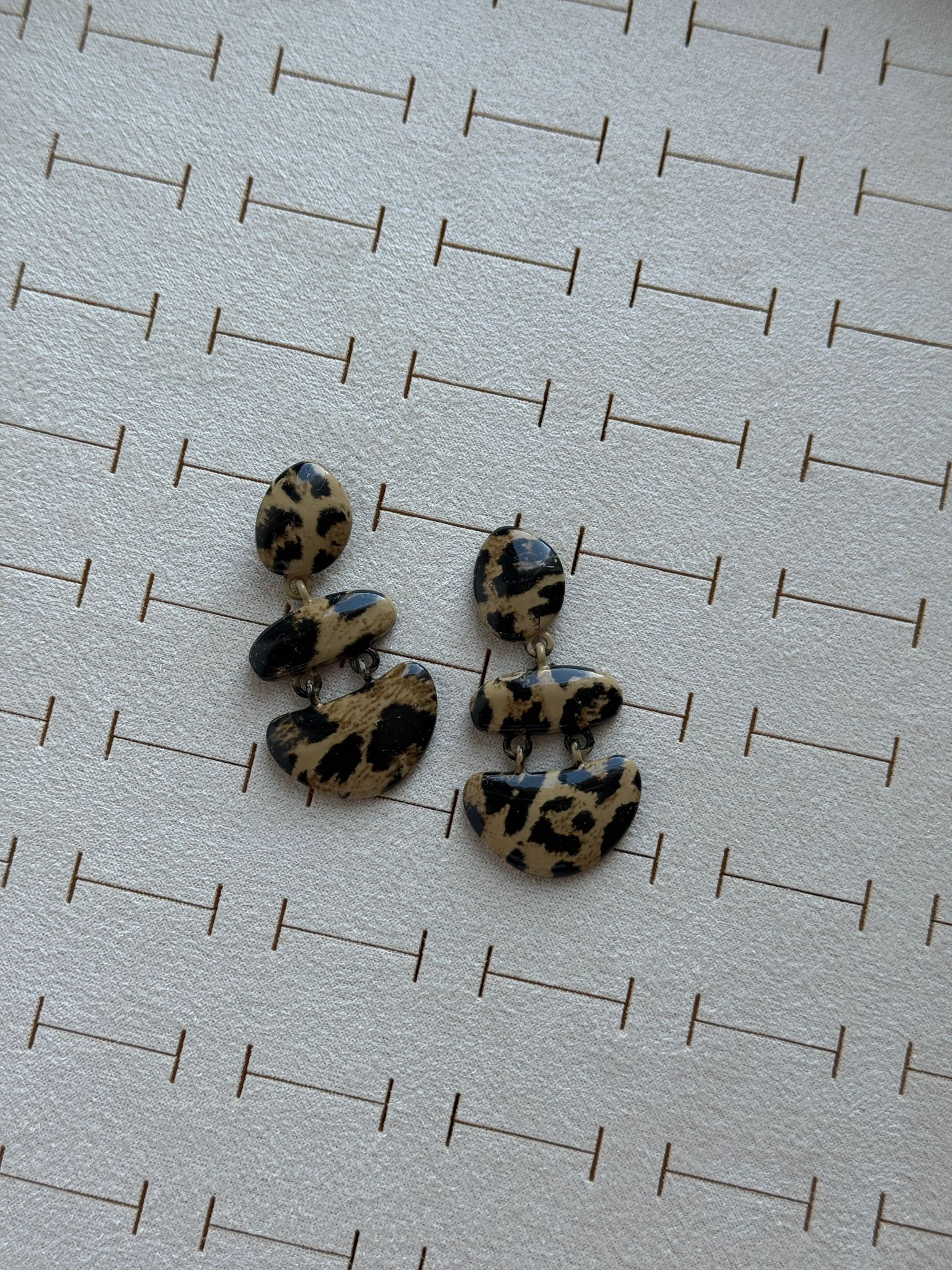 Özel Seri Sallantılı Leopar Küpe