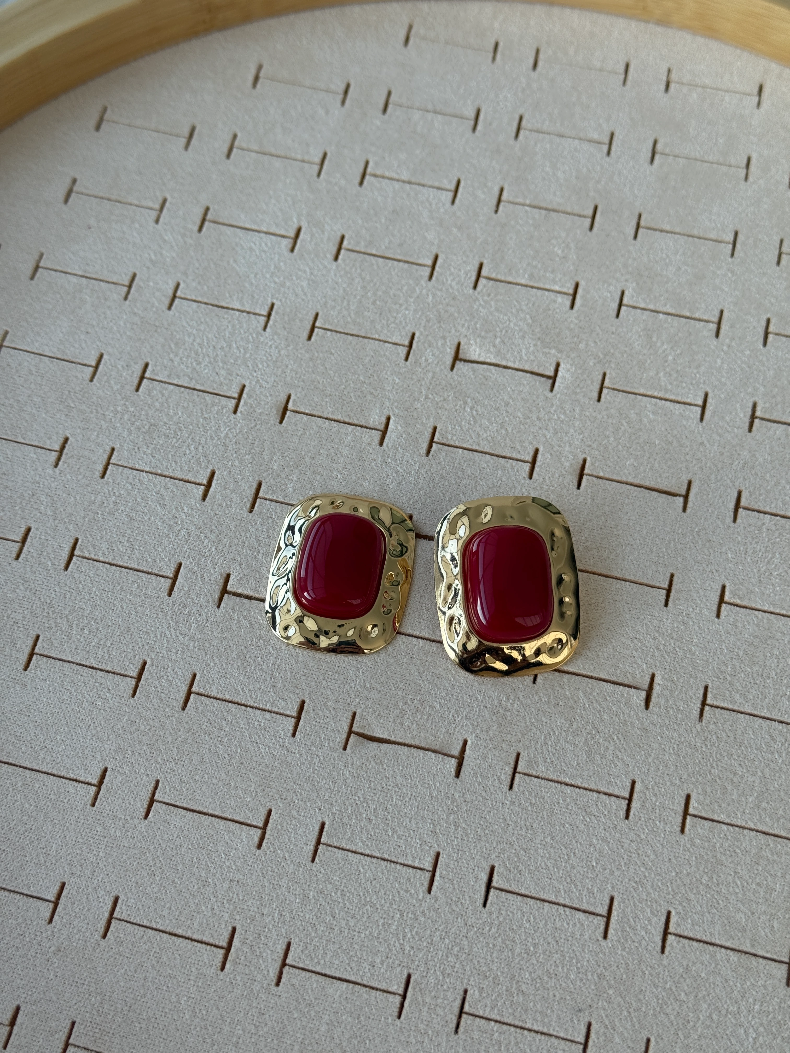 Özel Seri Bordo Dövme Plakalı Küpe