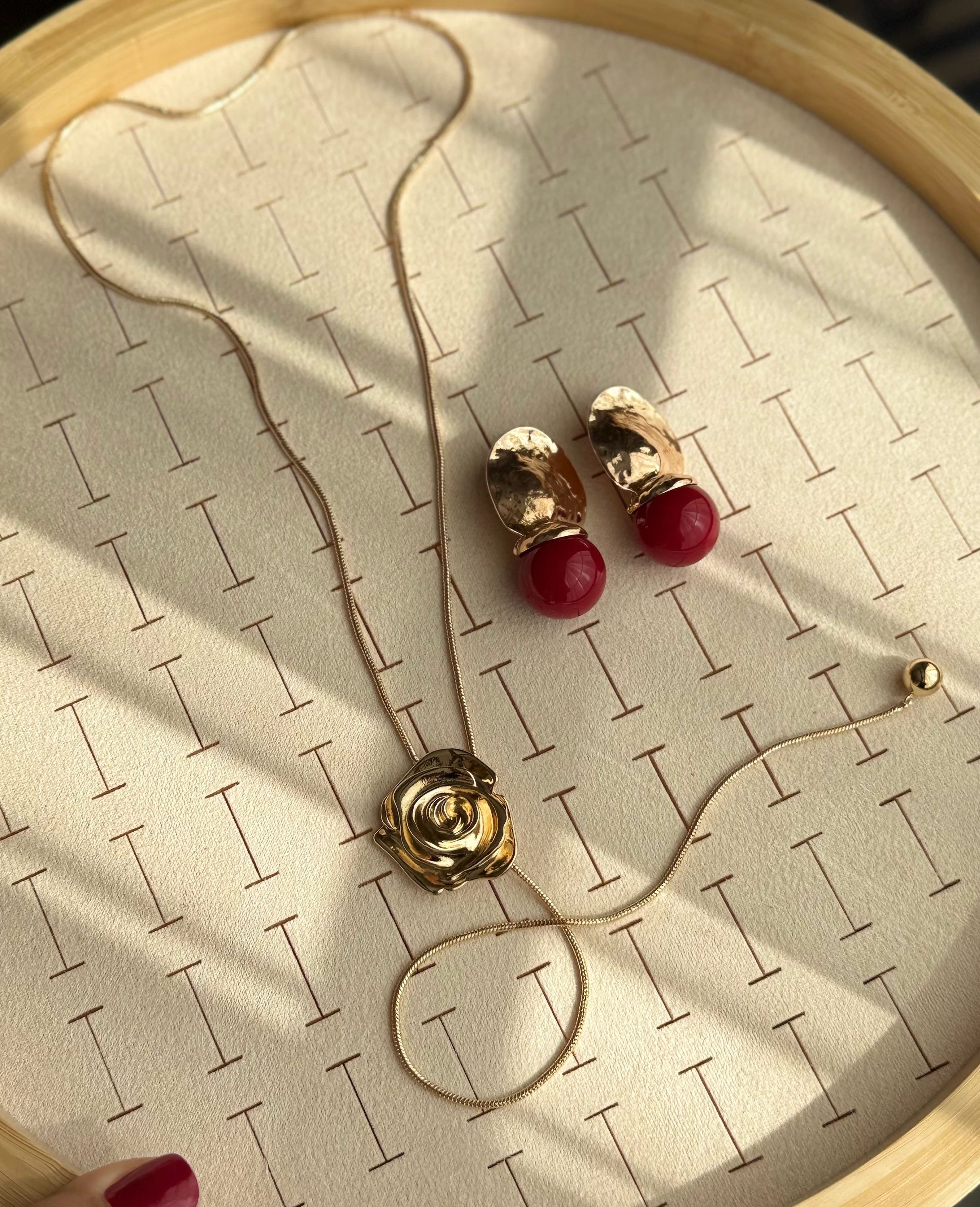 Özel Seri Asansör Zincirli Gül Kolye