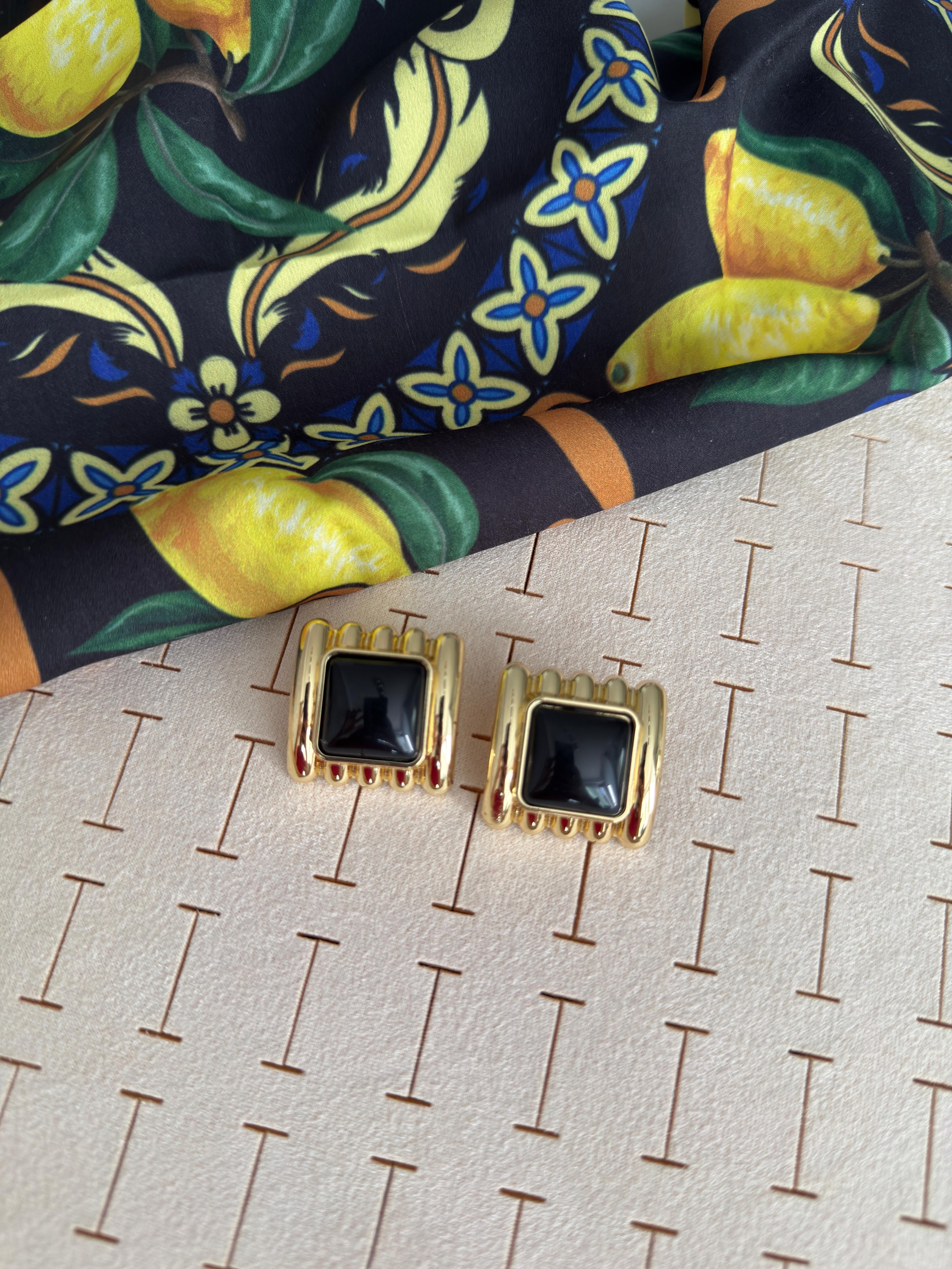 Özel Seri Gold Tırtıklı Kare Siyah Küpe