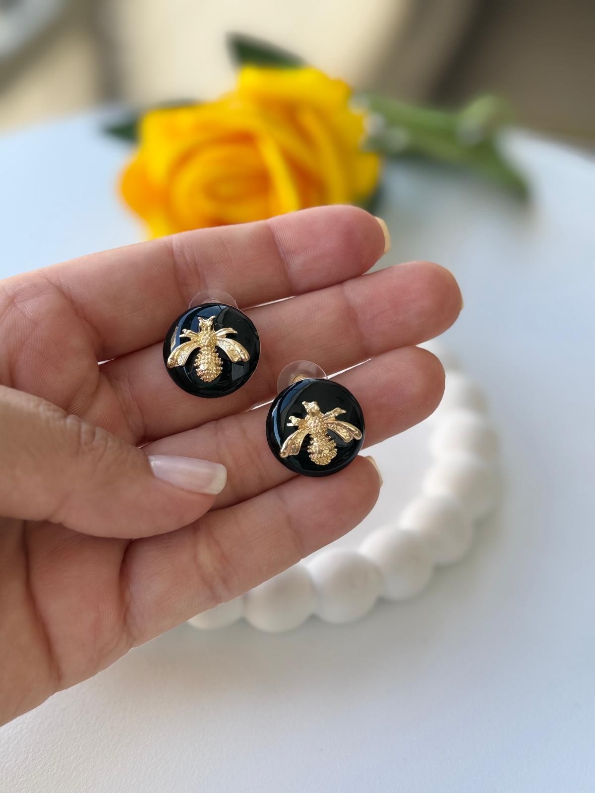 Özel Seri Siyah Mineli Minimal Gold Arılı Daire Küpe