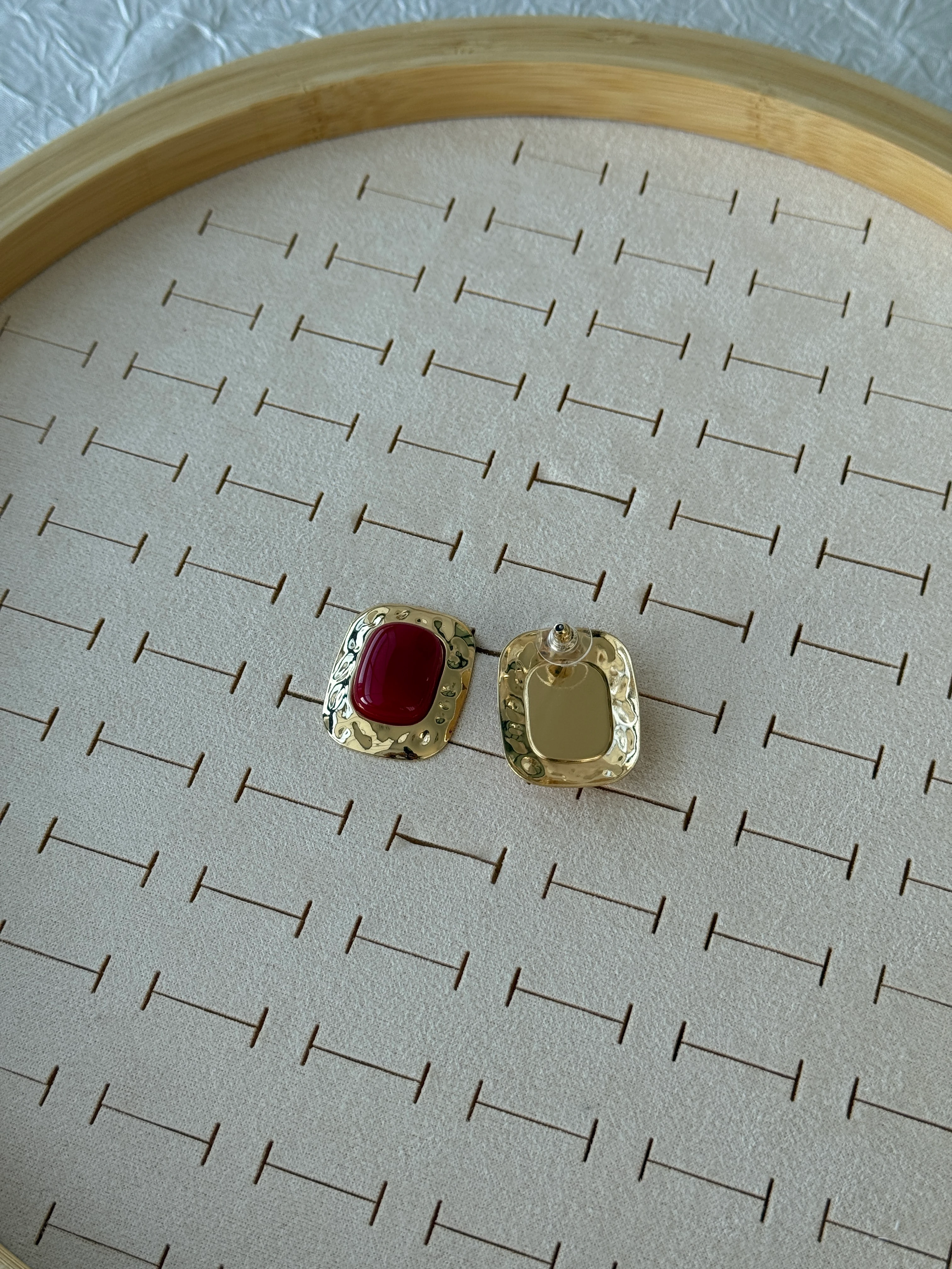 Özel Seri Bordo Dövme Plakalı Küpe