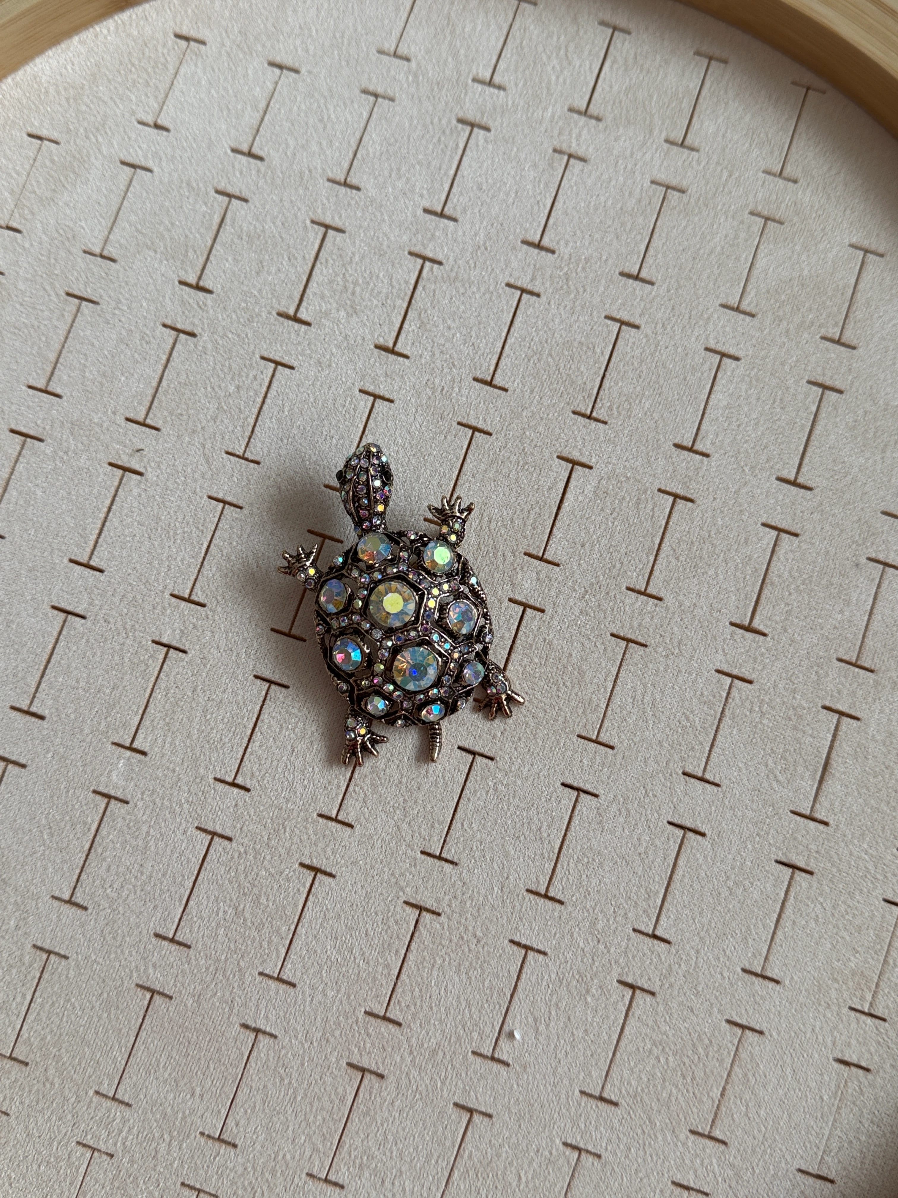 Özel Seri Gri Gömme Taşlı Kaplumbağa Broş