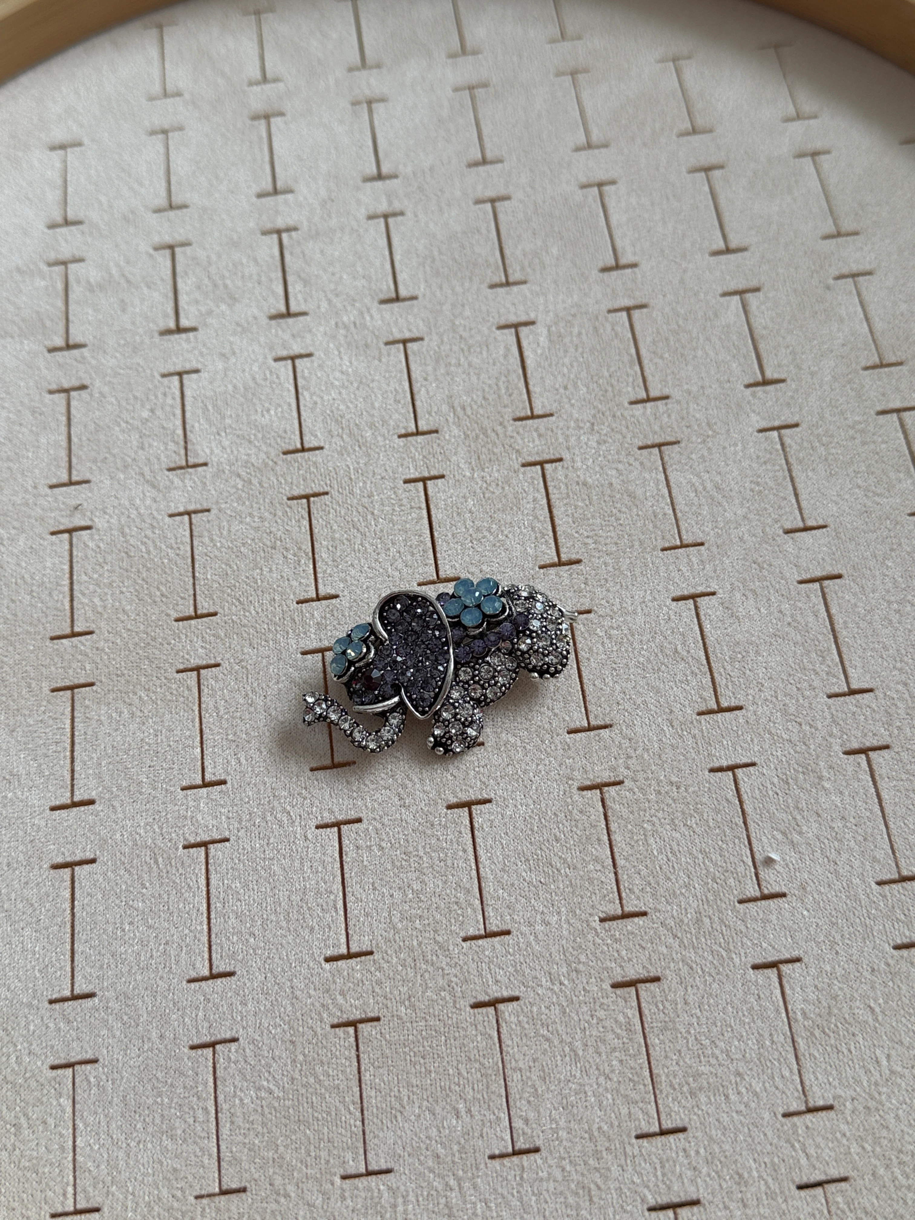 Özel Seri Gri Fil Broş