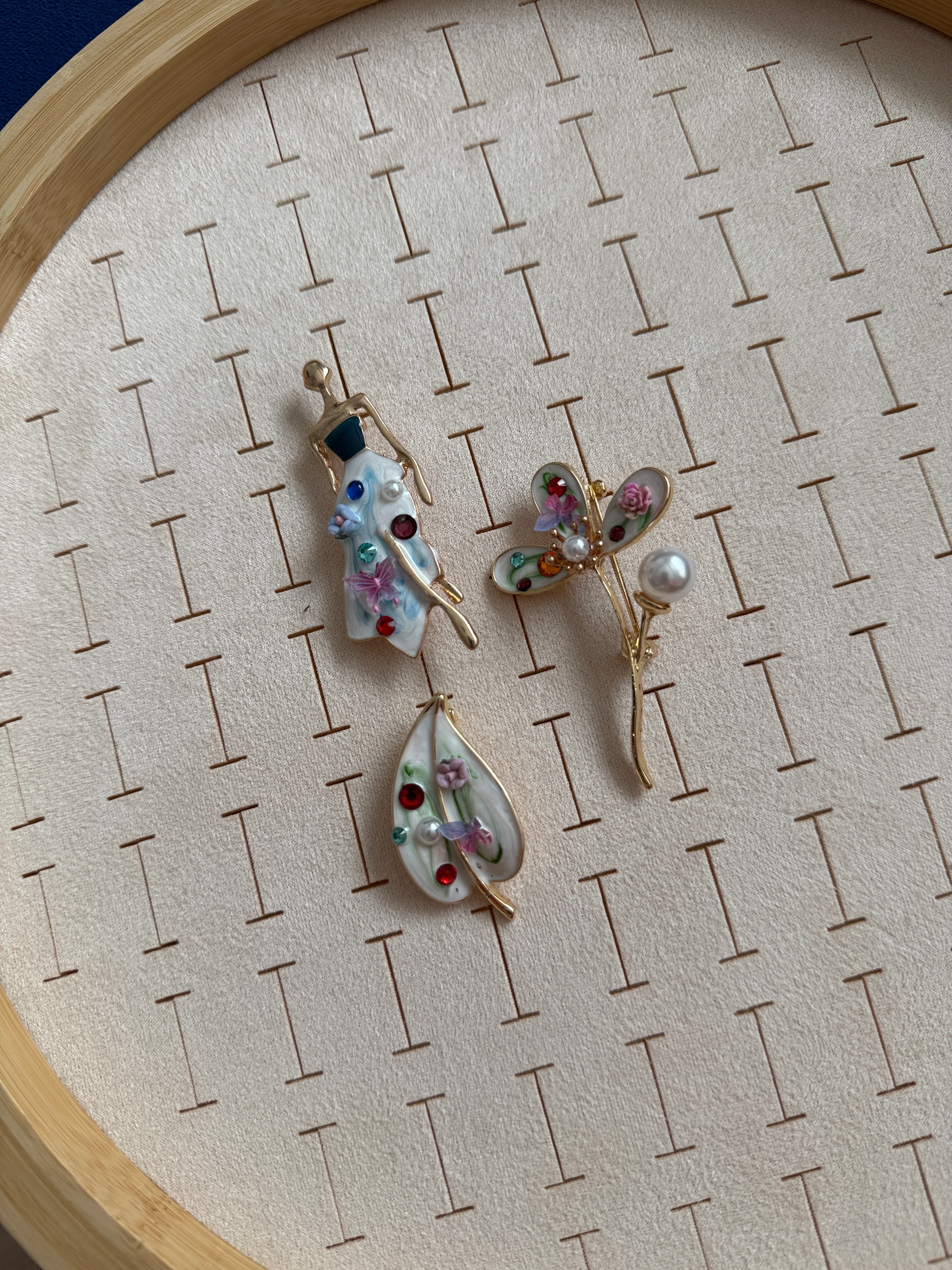 Özel Seri 3’lü Beyaz Mineli Broş Kombini