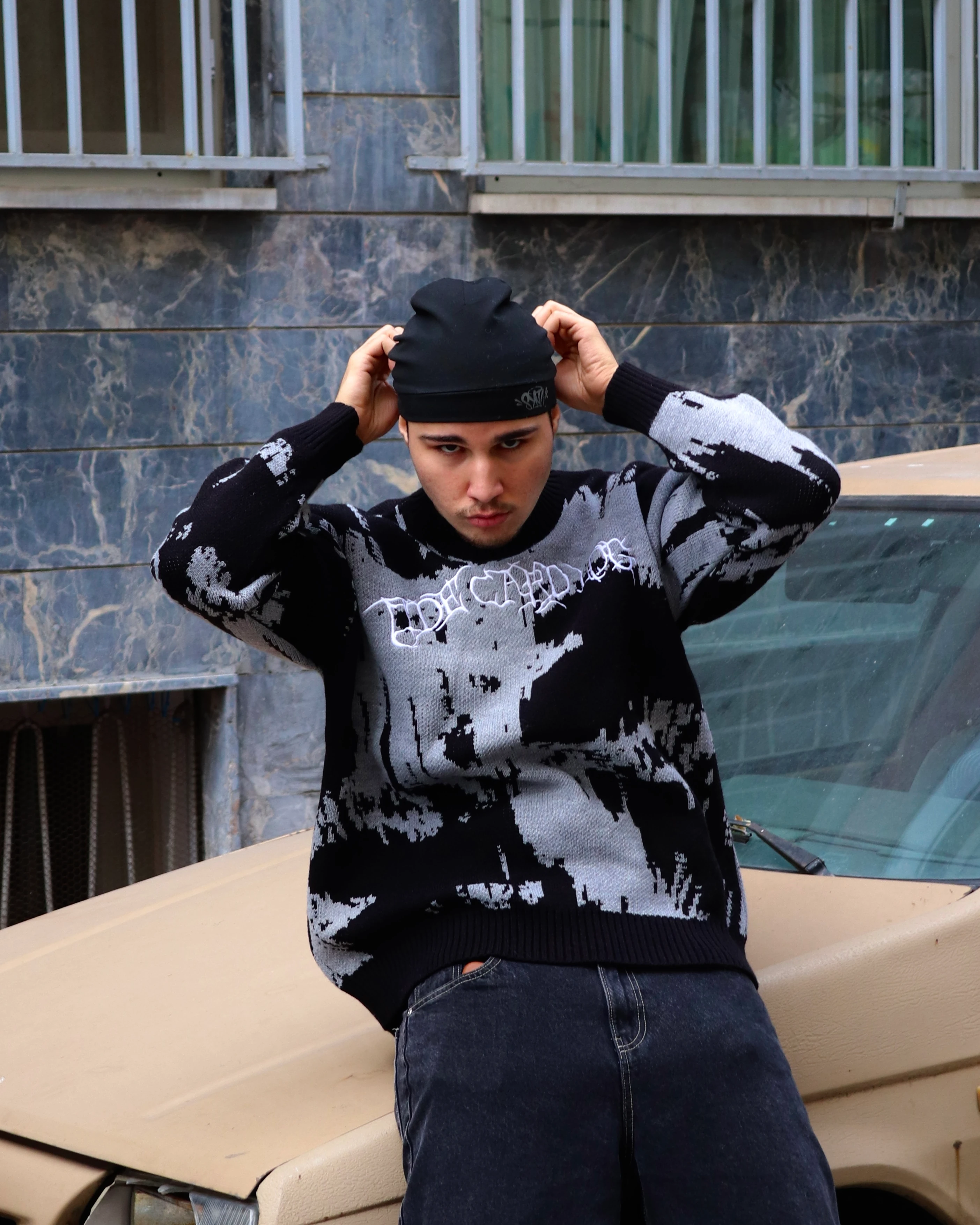 Oversized Nakışlı Desenli Triko Kazak – Siyah / Gri