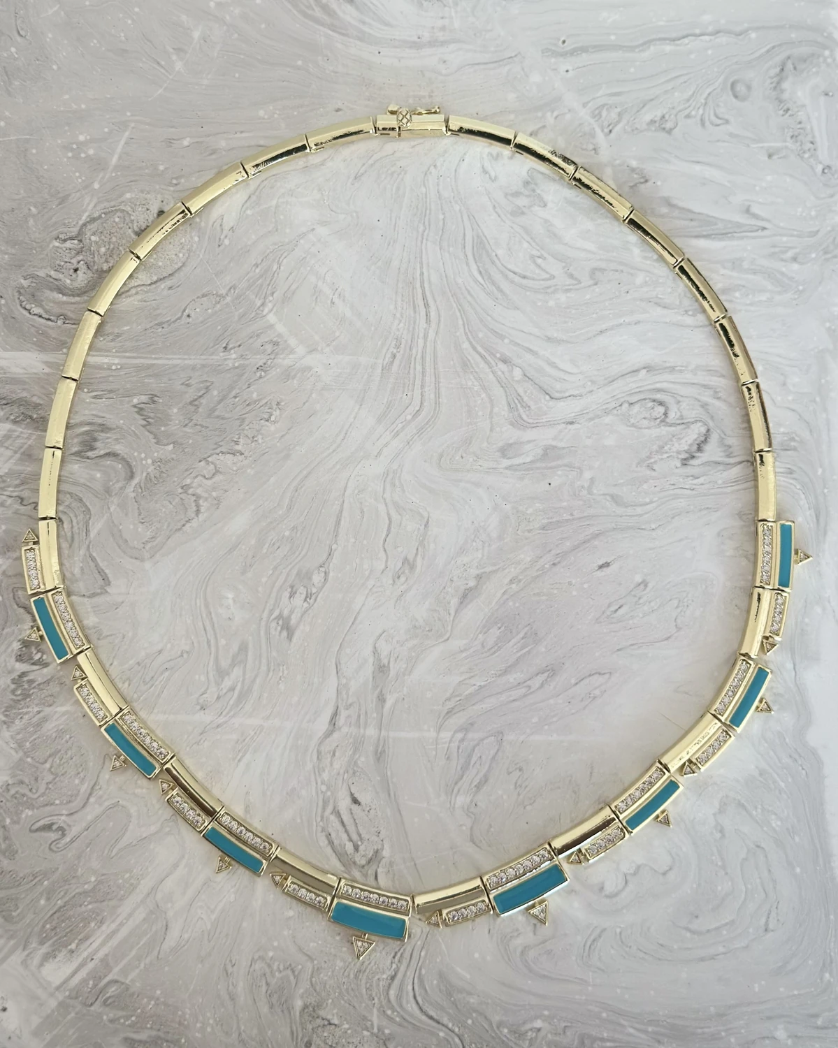 Azure Grace – Altın Renkli Dikdörtgen Taşlı Kolye