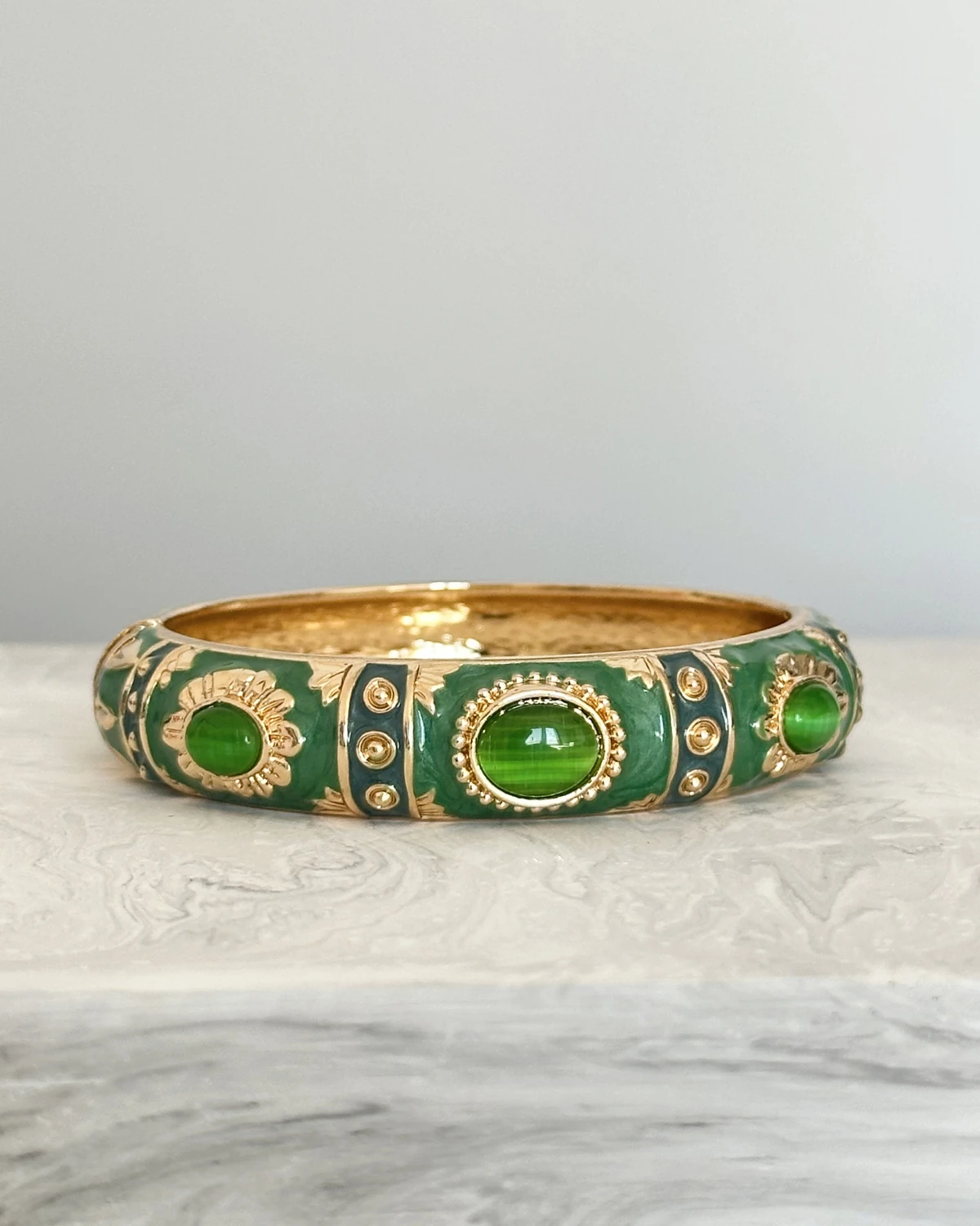 Emerald Gem – Yeşil Taşlı Kelepçe Bileklik