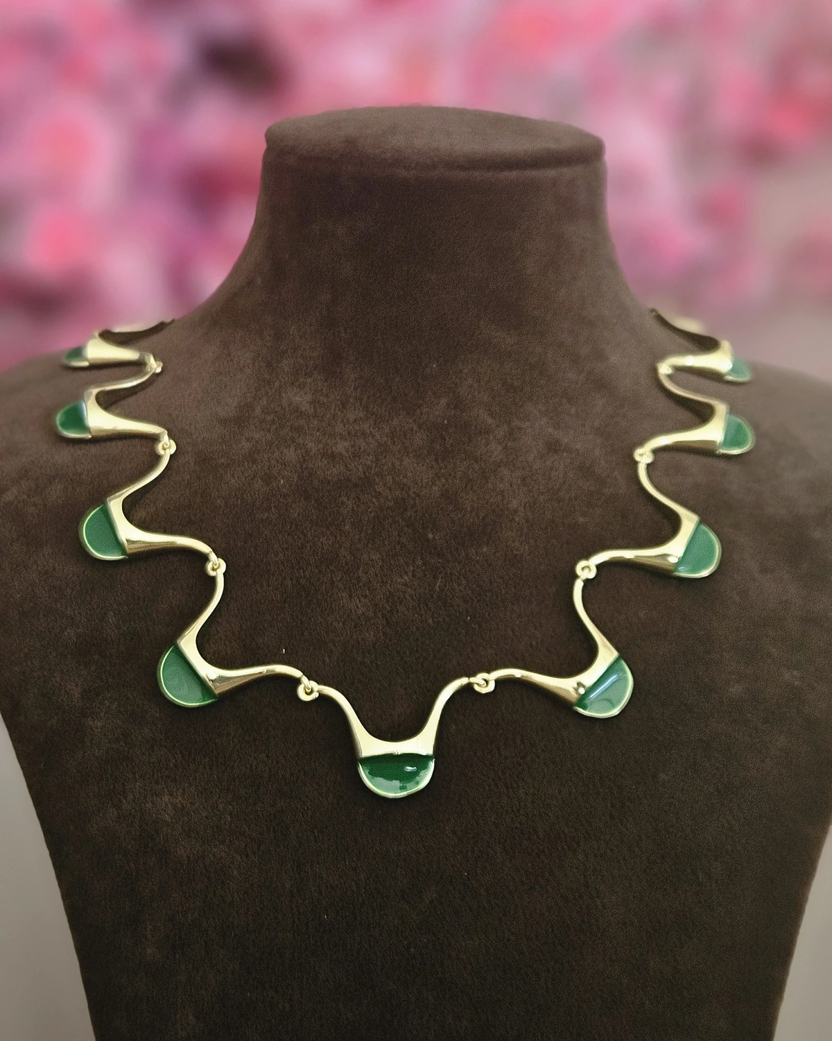 Emerald Wave – Yeşil Dalga Formlu Altın Renginde Kolye