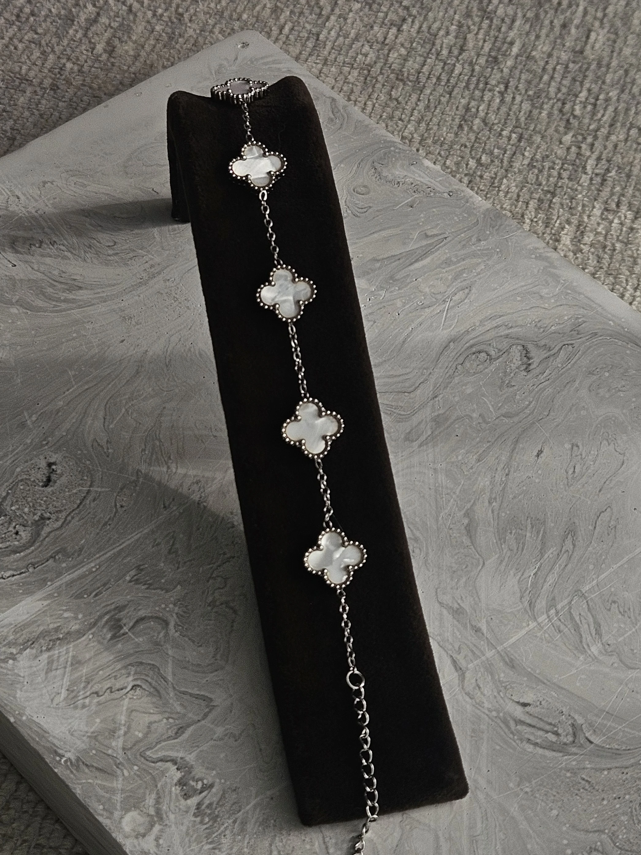 VANCLEFF MODEL YONCALI KARARMAZ ÇELİK BEYAZ RENKLİ BİLEKLİK