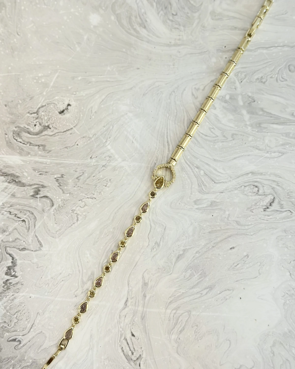 Golden Grace – Taş Detaylı Zarif Bileklik