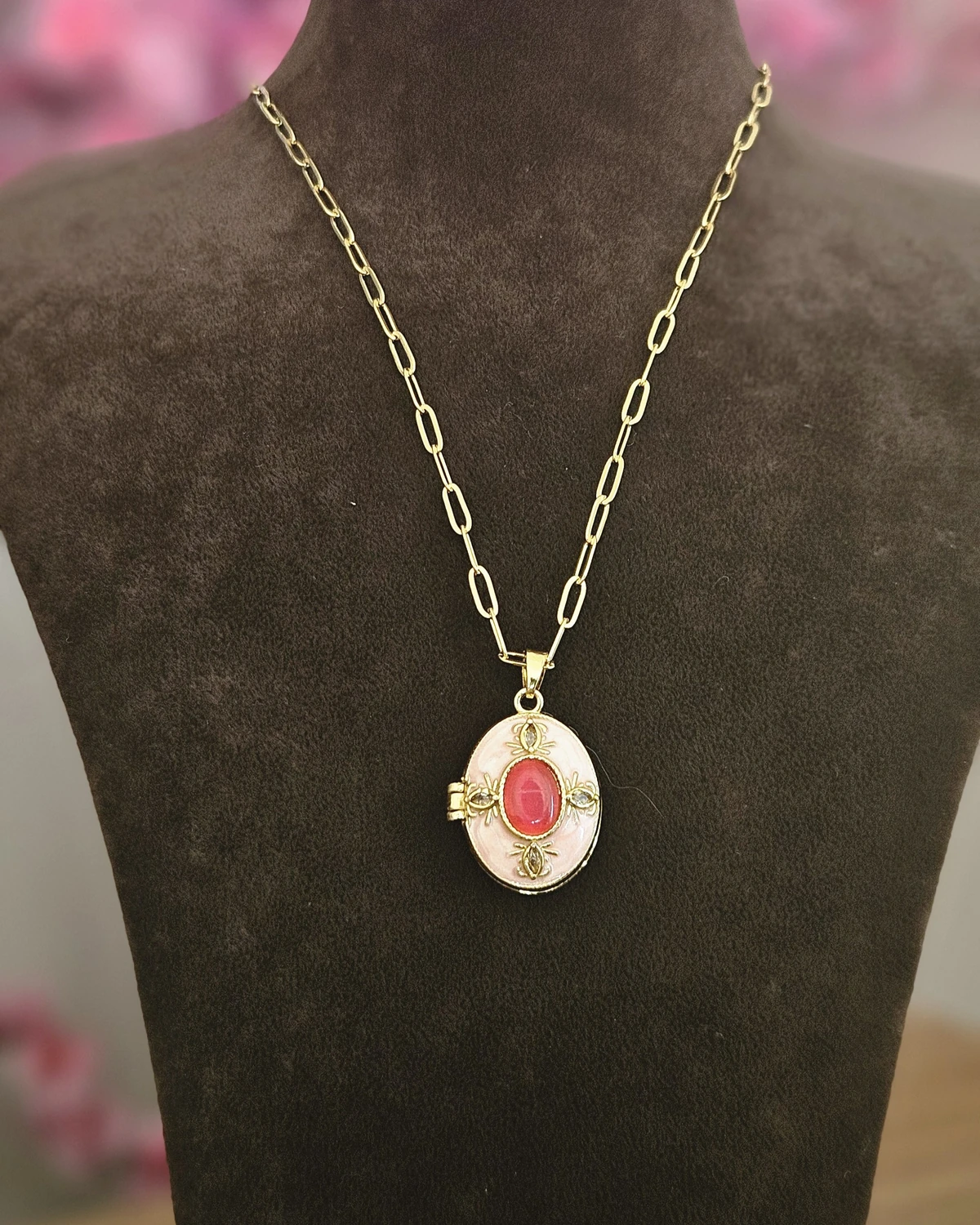 Rosé Glow – Pembe Taş Detaylı Madalyon Altın Renginde Kolye