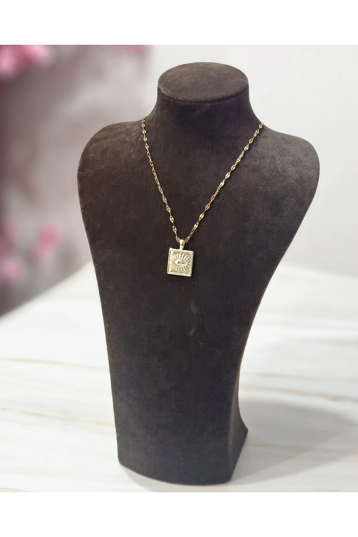 Göz Detaylı Plaka Kararmayan Çelik Kolye – Altın Renk Paslanmaz Çelik