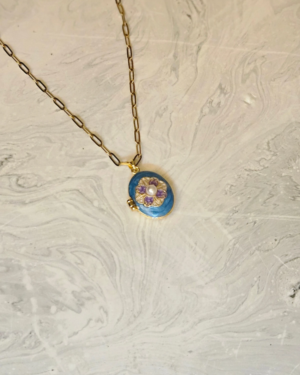 Blue Bloom – Mor Çiçek Motifli Madalyon Altın Renginde Kolye
