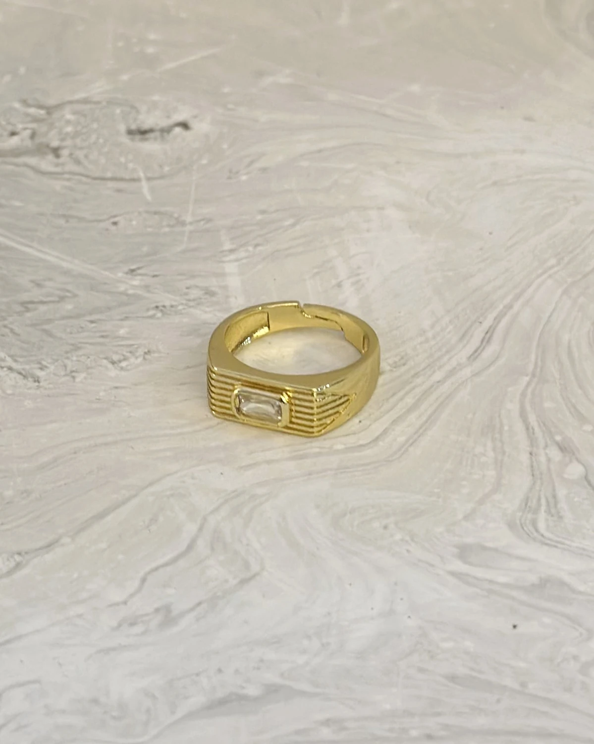 Aurora Frame – Ayarlanabilir Dikdörtgen Kesim Taşlı Yüzük