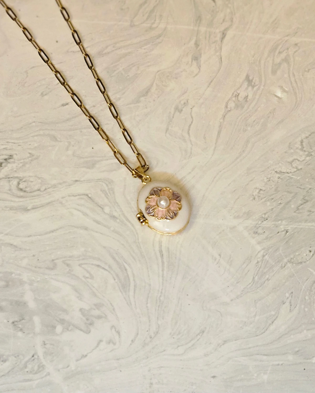 Pearl Bloom – İncili Çiçek Motifli Madalyon Altın Renginde Kolye