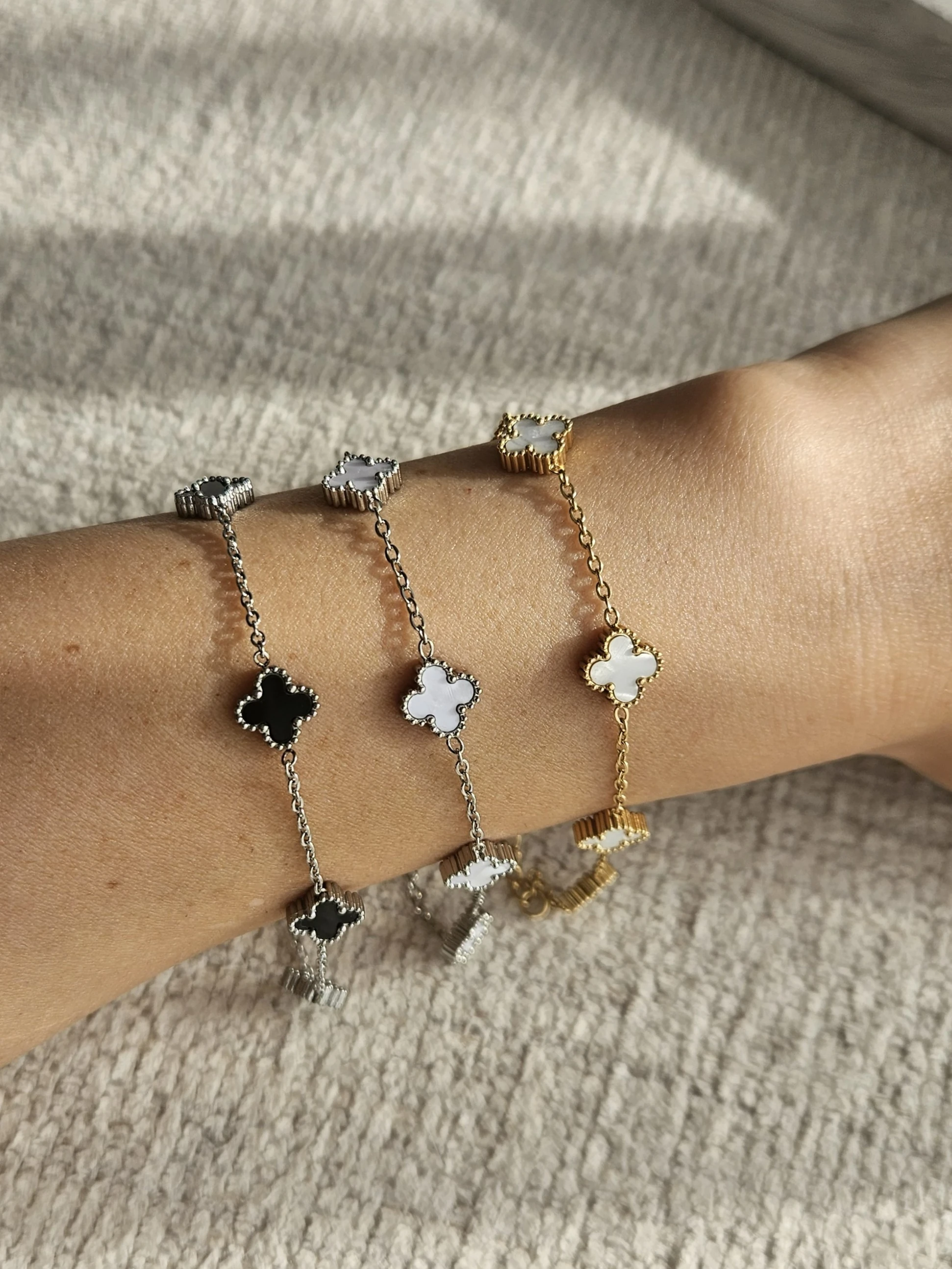 VANCLEFF MODEL MİNİ YONCALI KARARMAZ ÇELİK SİYAH RENKLİ BİLEKLİK