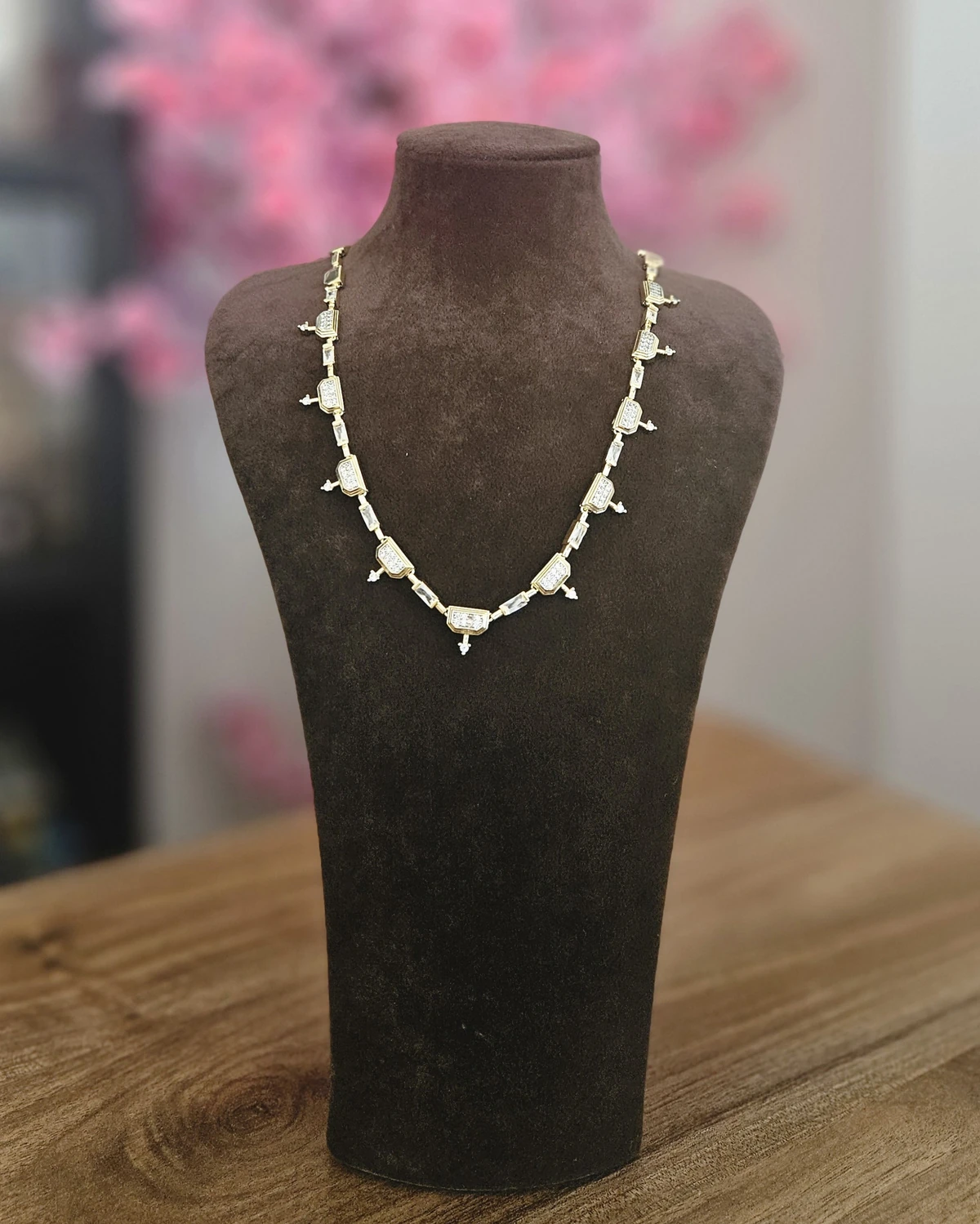 Arrow Charm - Taşlı Geometrik Statement Kolye