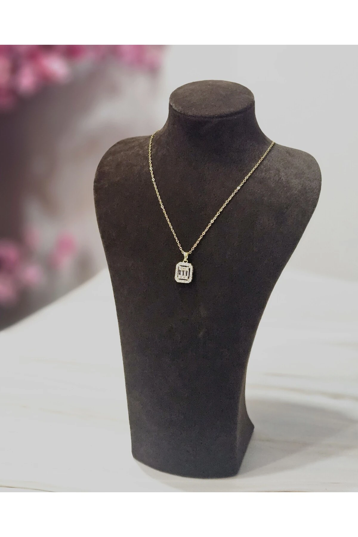 Baget Taşlı Kararmayan Çelik Kolye – Altın Renk Paslanmaz Çelik