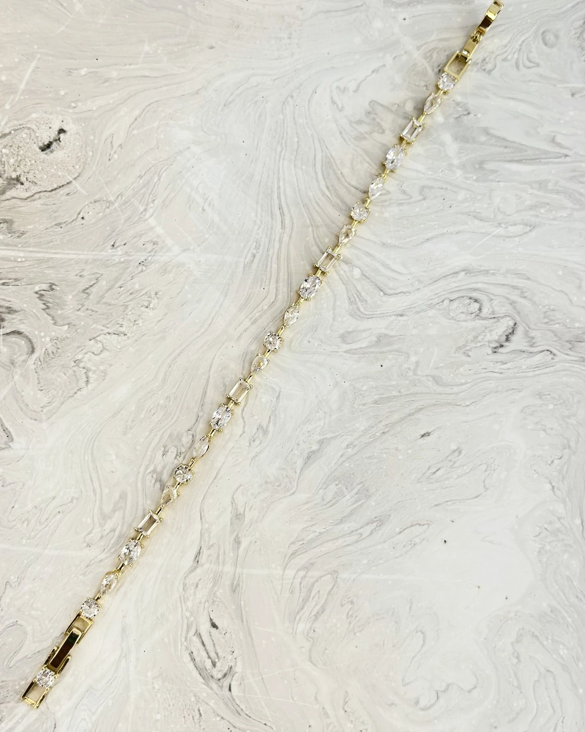 Crystal Link – Zarif Taşlı Gold Bileklik