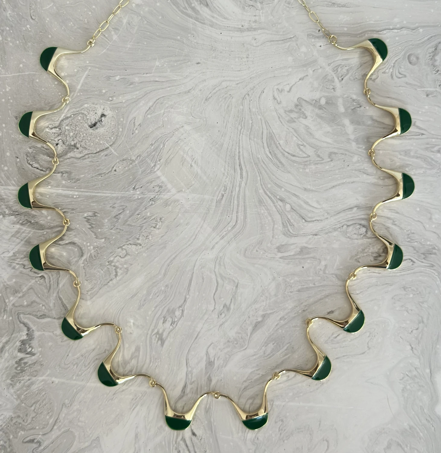 Emerald Wave – Yeşil Dalga Formlu Altın Renginde Kolye