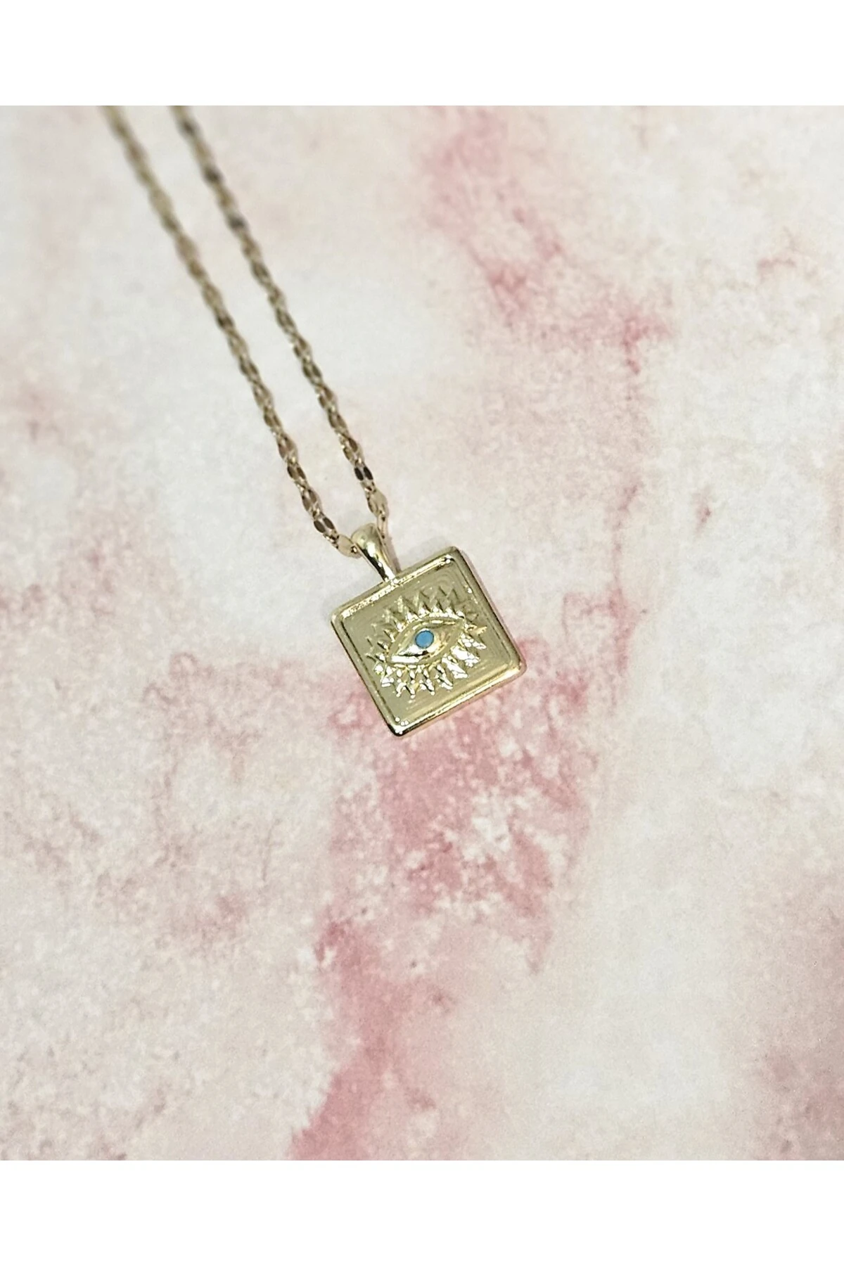 Göz Detaylı Plaka Kararmayan Çelik Kolye – Altın Renk Paslanmaz Çelik