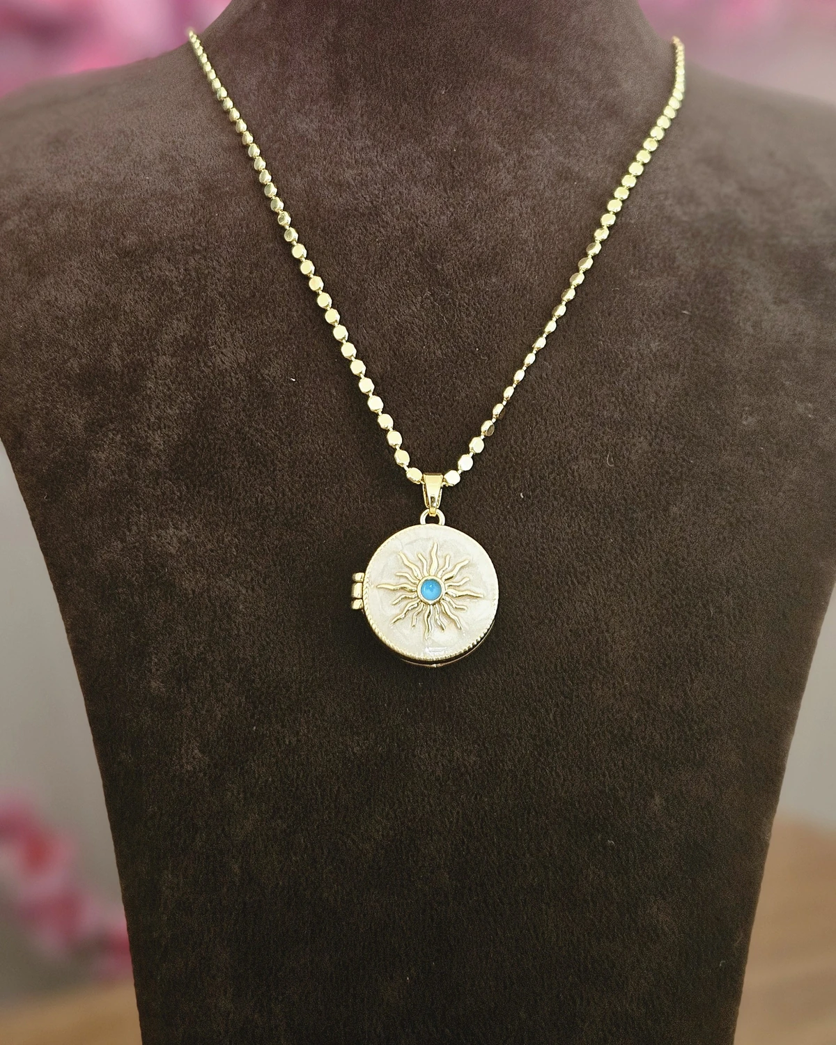 Stella – Yıldız Motifli Madalyon Altın Renginde Kolye