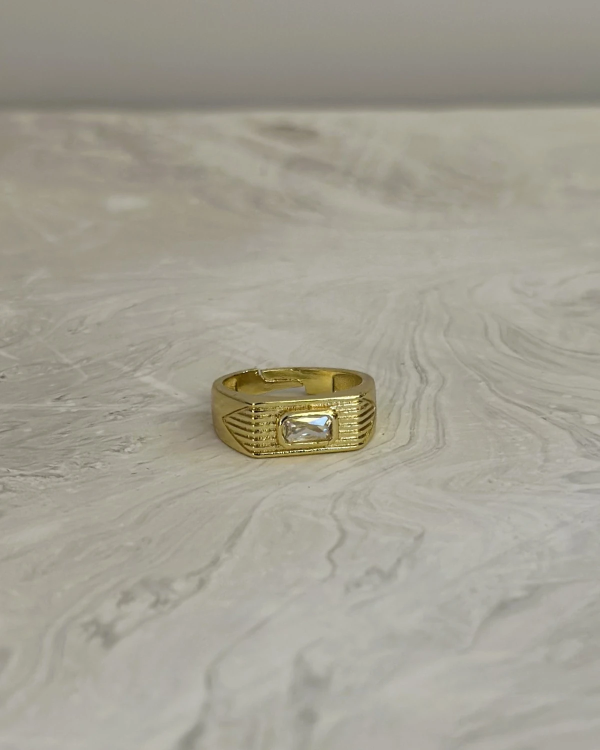 Aurora Frame – Ayarlanabilir Dikdörtgen Kesim Taşlı Yüzük