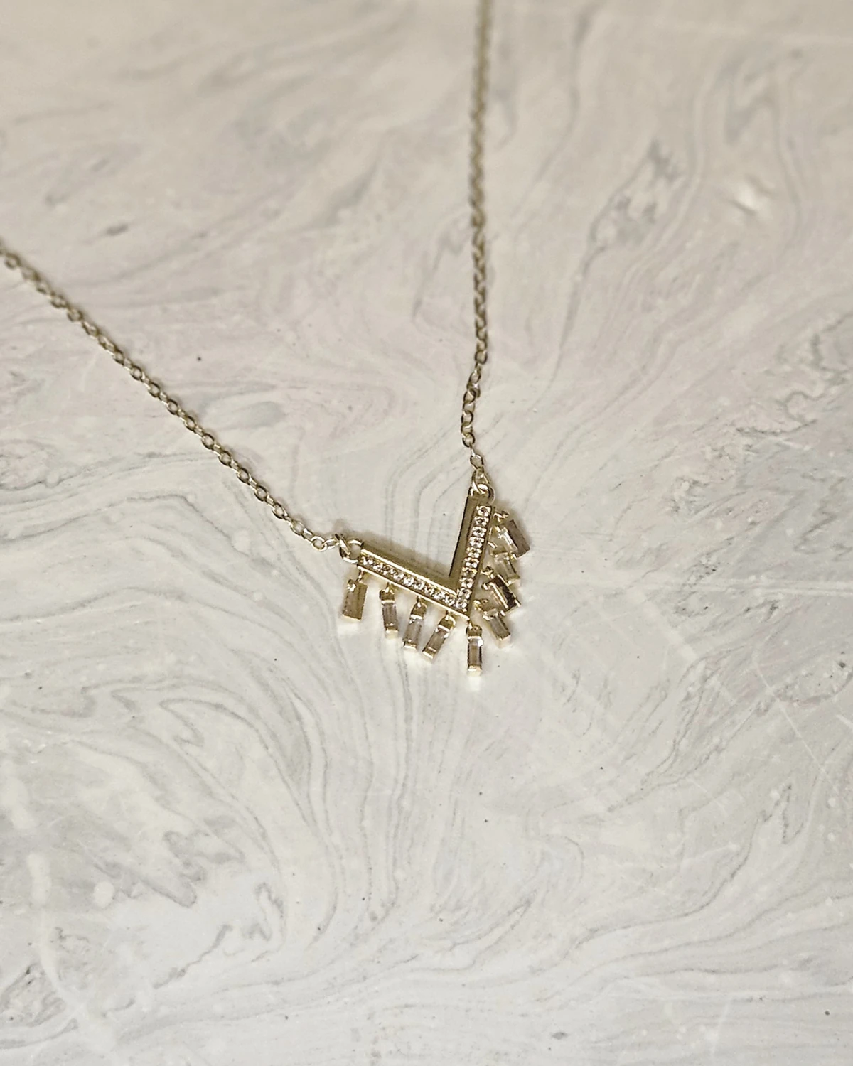 Goddess Edge – Geometrik Detaylı Altın Rengi Kolye